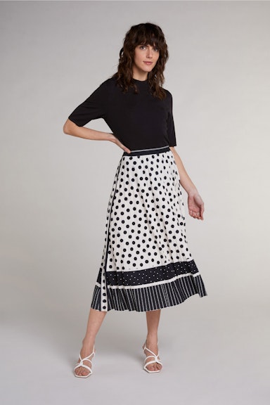 Pleated skirt in midi length