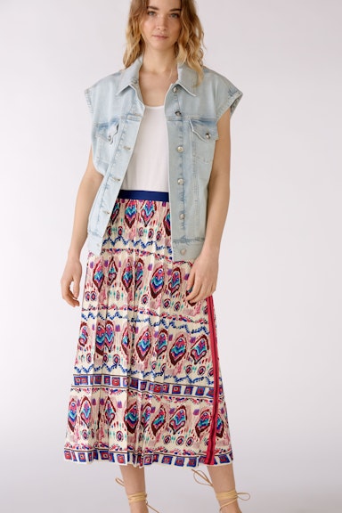 Pleated skirt in a trendy pattern