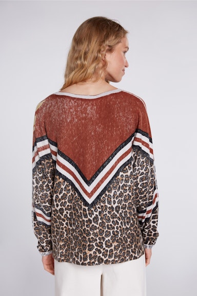 Jumper with ornamental stones