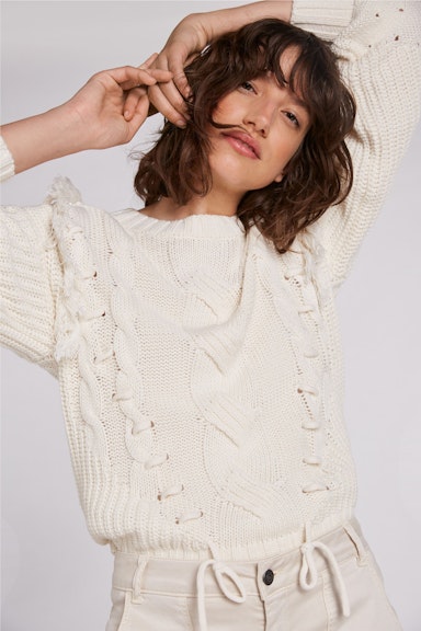Knitted jumper with cable stitch