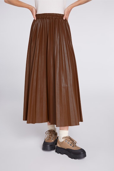 Bild 3 von Pleated skirt  made from vegan leather in light brown | Oui