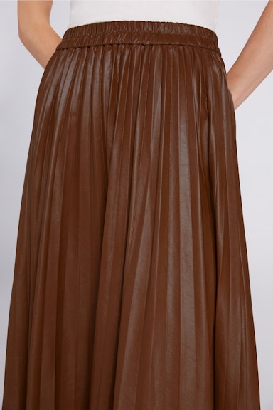 Bild 5 von Pleated skirt  made from vegan leather in light brown | Oui