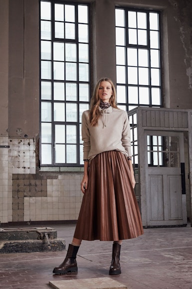 Bild 7 von Pleated skirt  made from vegan leather in light brown | Oui