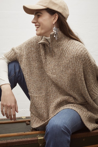 Knitted poncho with patch pockets and stand-up collar