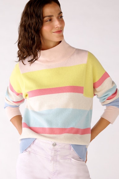 Knitted jumper with stand-up collar