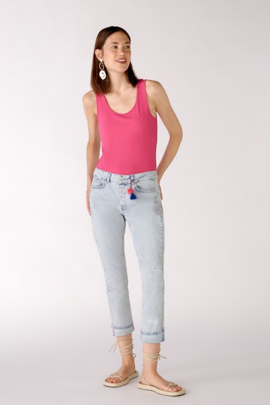 Girlfriend Jeans mit Accessoire