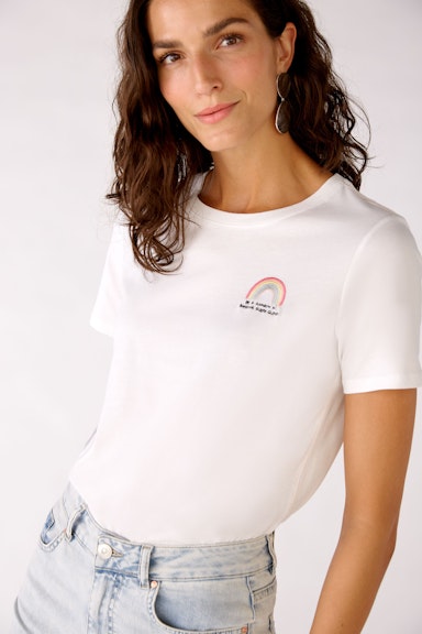 Bild 4 von T-Shirt mit kleiner Regenbogen-Stickerei in optic white | Oui