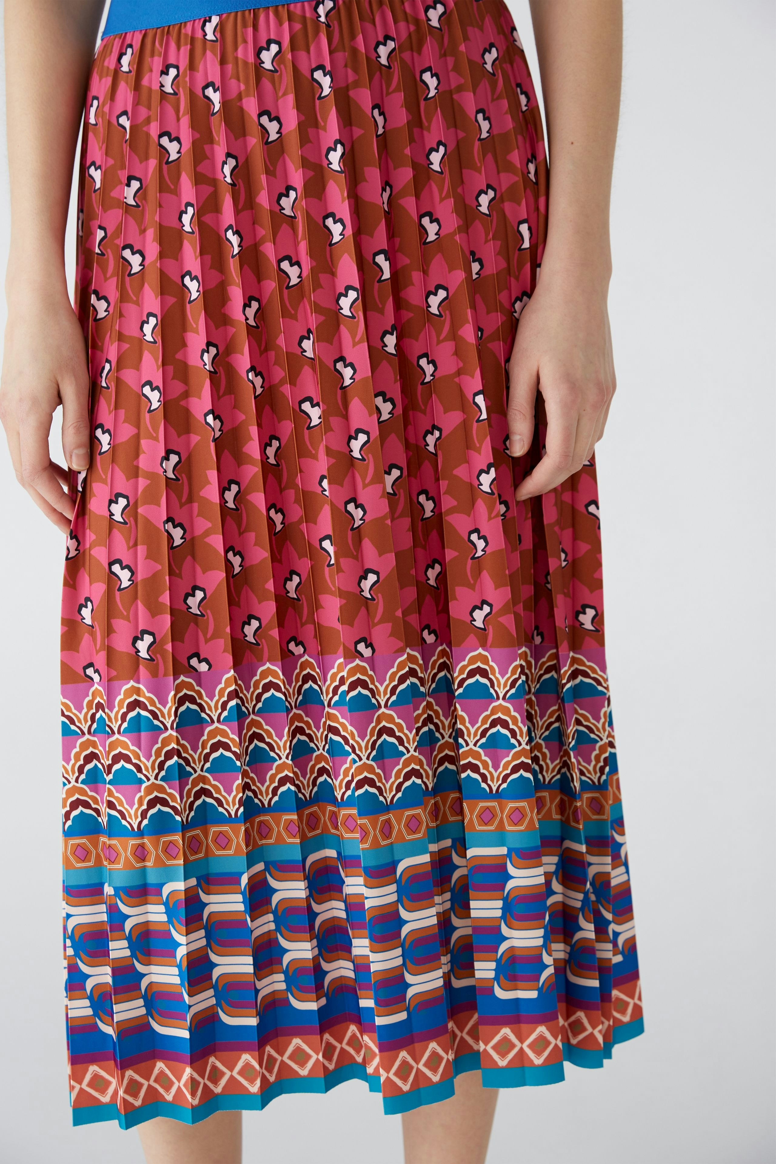 Bild 4 von Pleated skirt silky Touch quality in pink blue | Oui