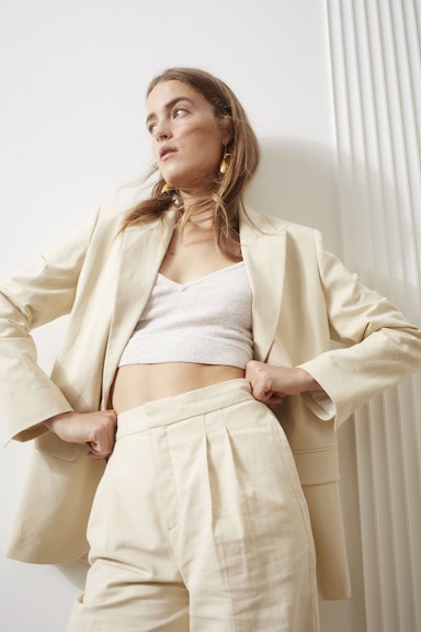 Bild 6 von Pleated trousers in a light linen blend with stretch in light beige | Oui
