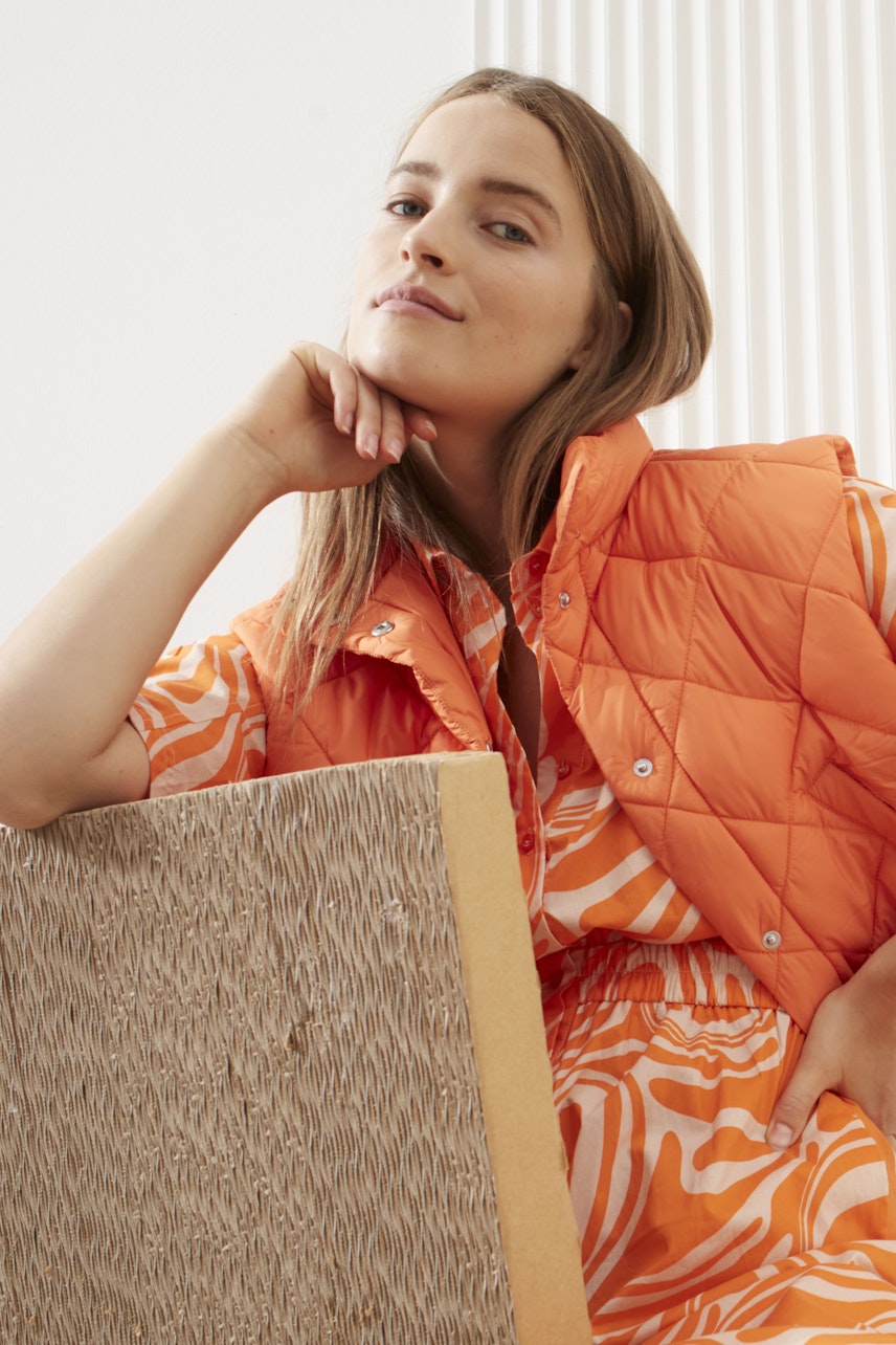 Bild 6 von Weste in gestepptem Nylon in vermillion orange | Oui