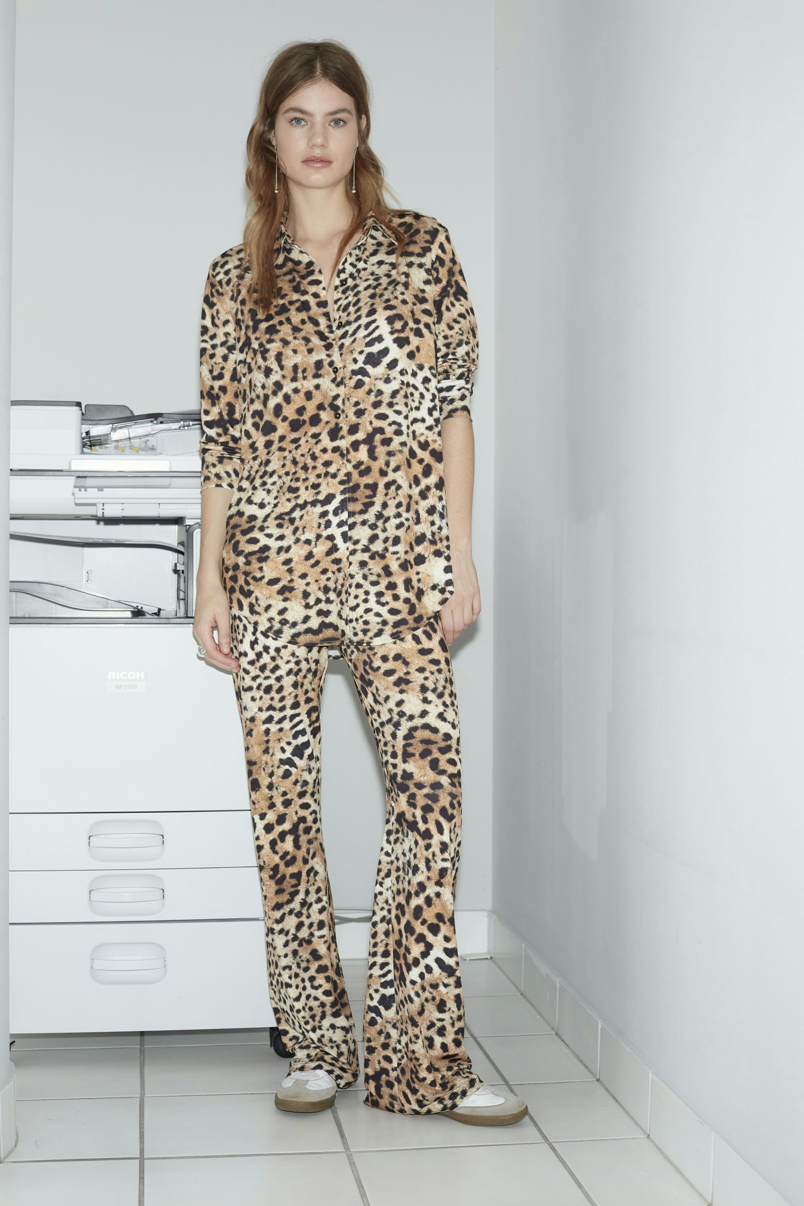 Bild 6 von Hemdbluse - dark camel black in dark camel black | Oui