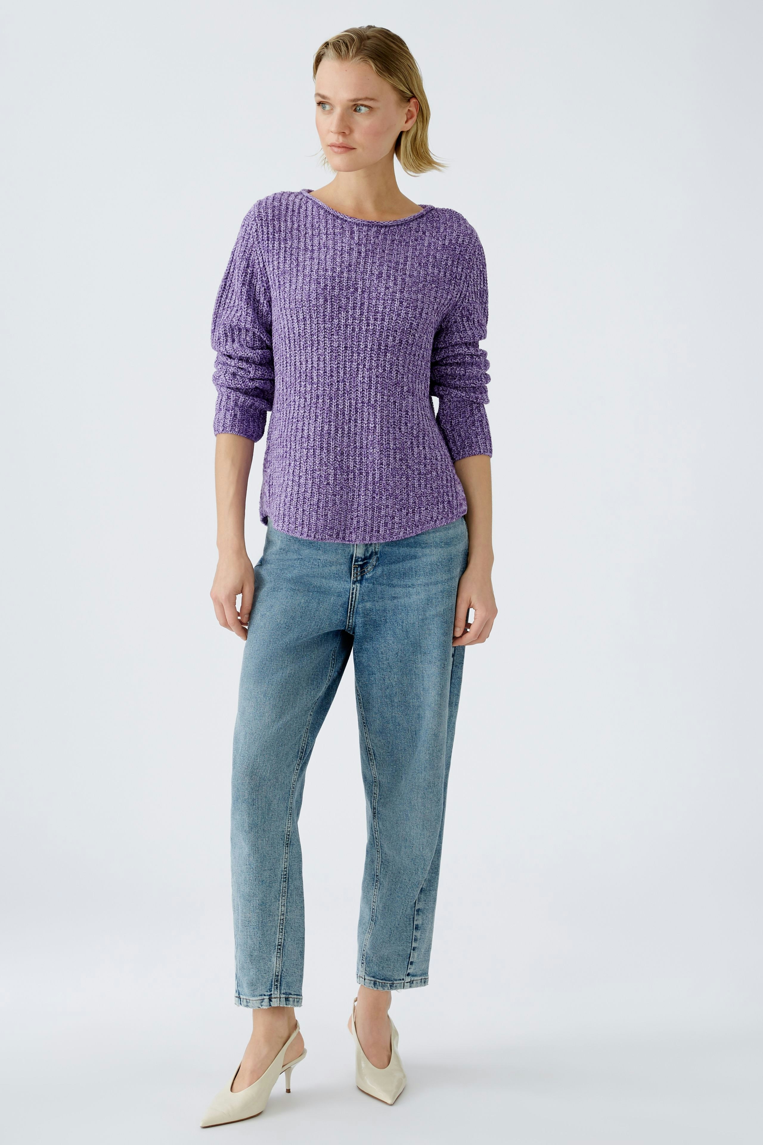 Damen-Pullover in lila: Frau trägt einen lässigen, strukturierten Pullover mit Rundhalsausschnitt.