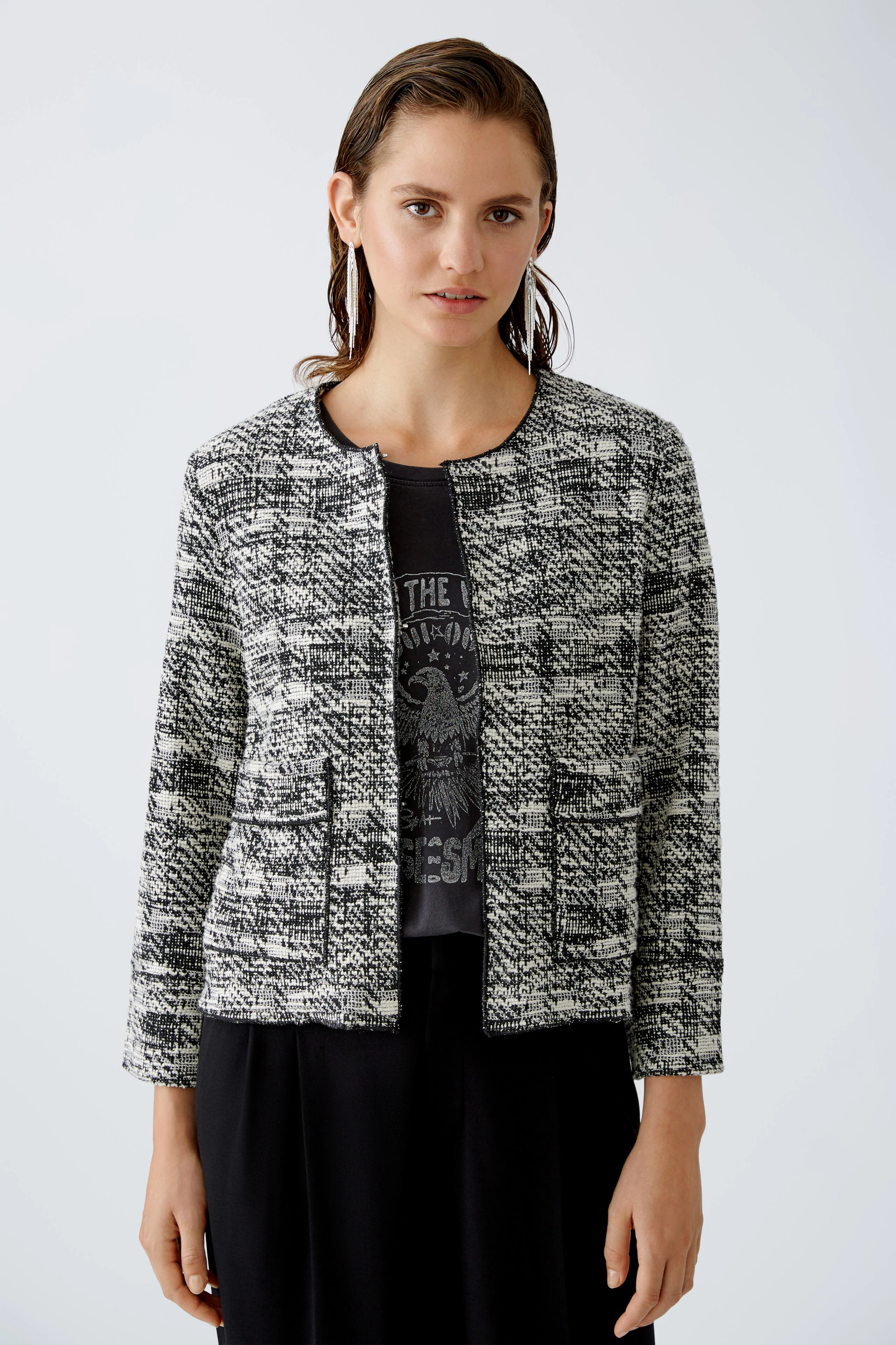 Eleganter Damen-Blouson: Frau in modischer, grauer Jacke mit strukturiertem Muster und lässigem Shirt.