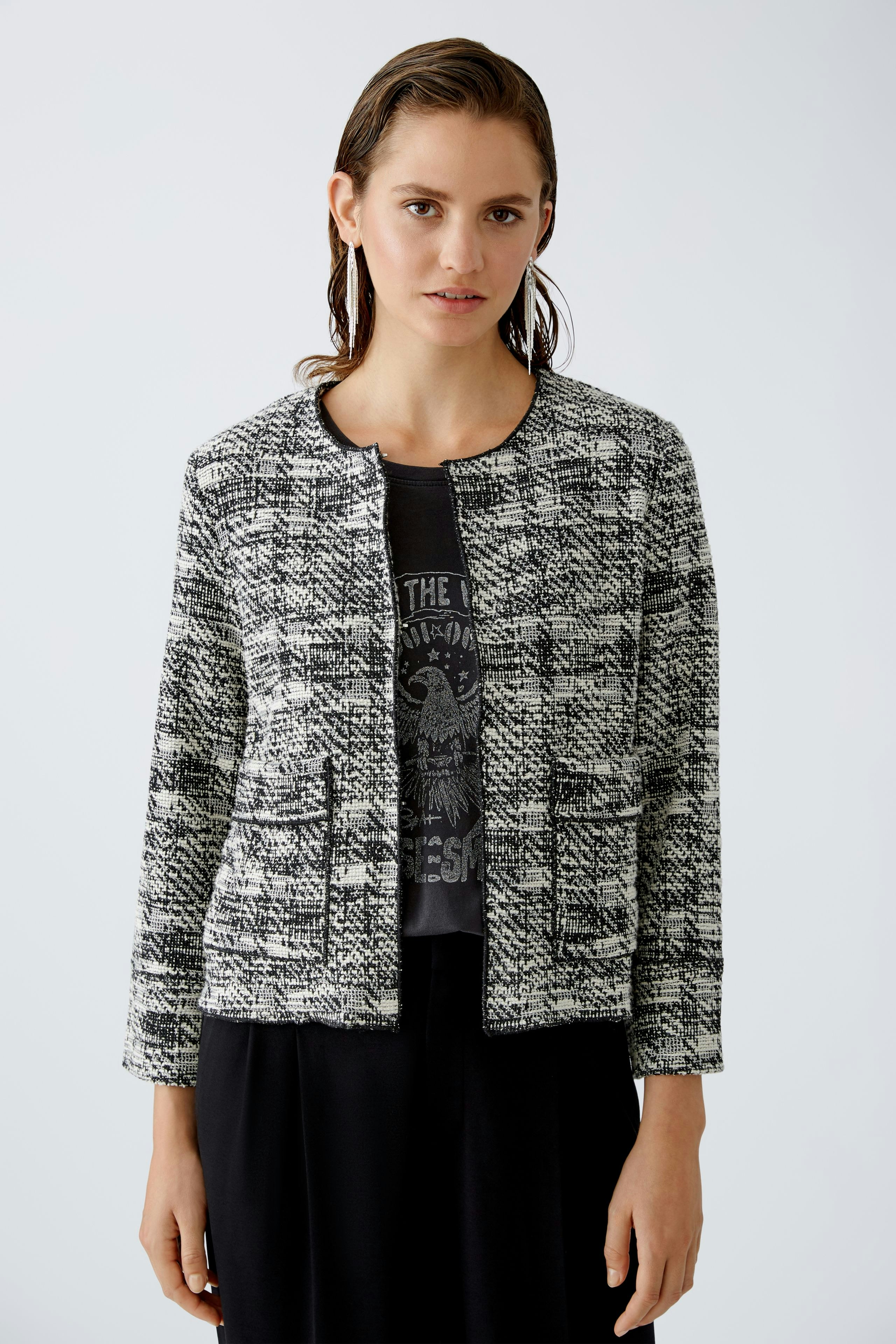 Eleganter Damen-Blouson: Frau in modischer, grauer Jacke mit strukturiertem Muster und lässigem Shirt.