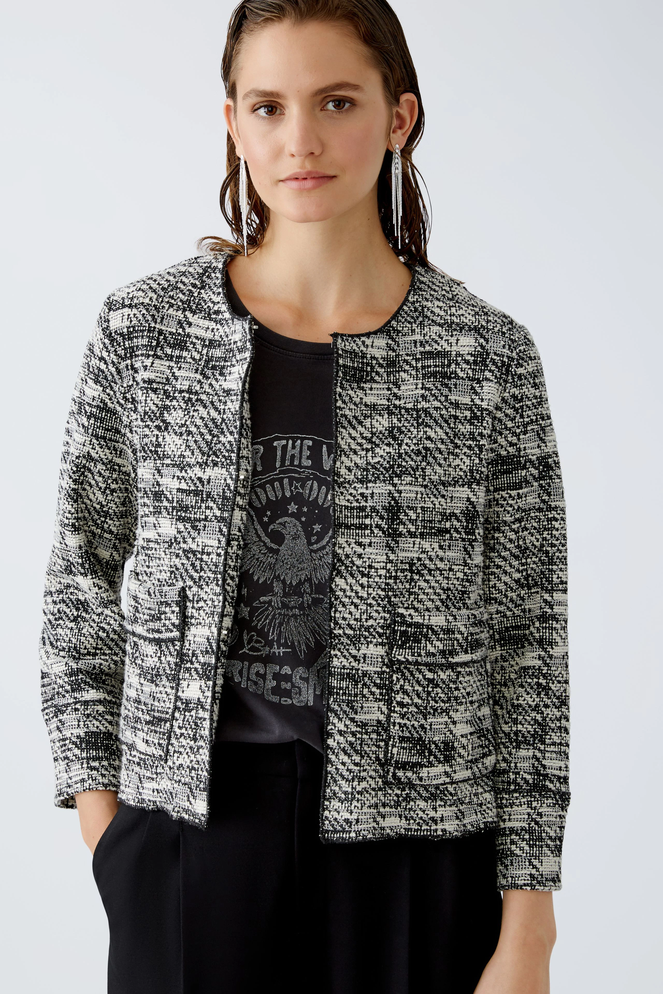 Eleganter Damen-Blouson: Frau in gestreifter Jacke über T-Shirt, lässig und stilvoll.