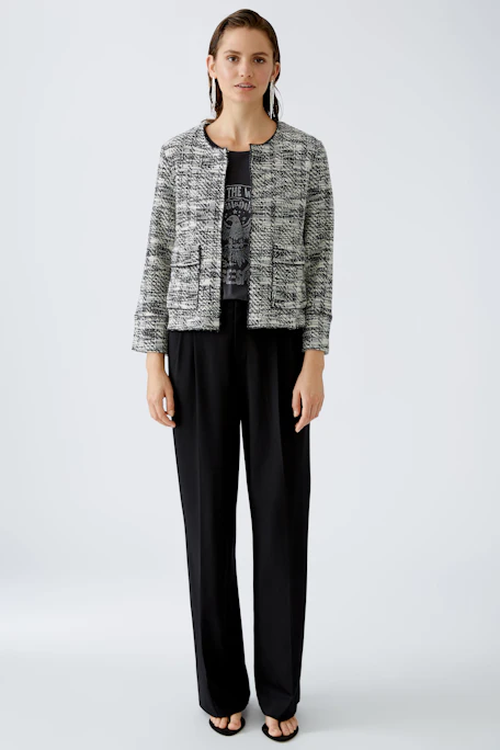 Chic women's jacket: Stylish cropped jacket in a black and white pattern with a zip front.
