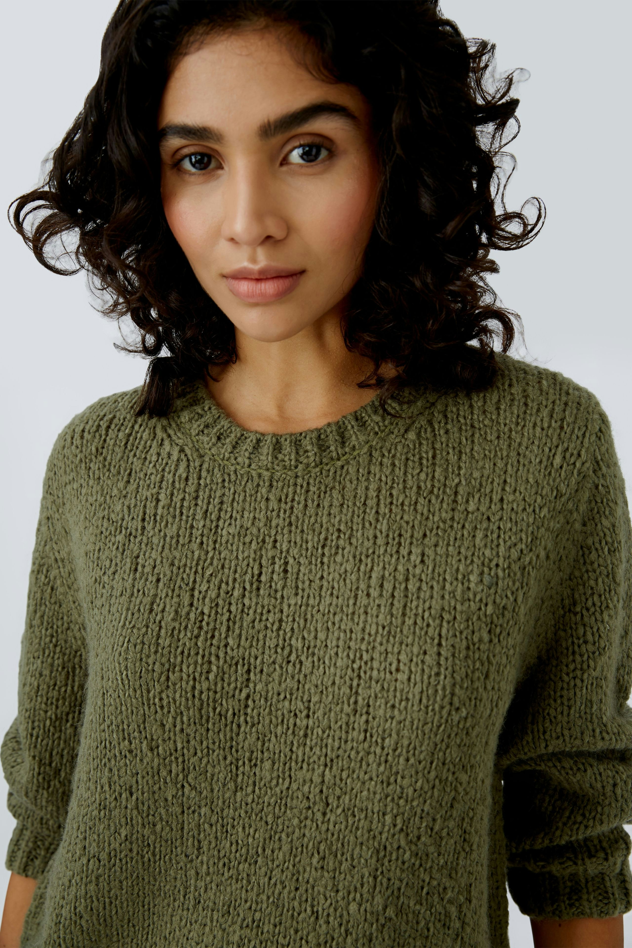 Stylish women's pullover in soft green, featuring a relaxed fit and textured knit design.