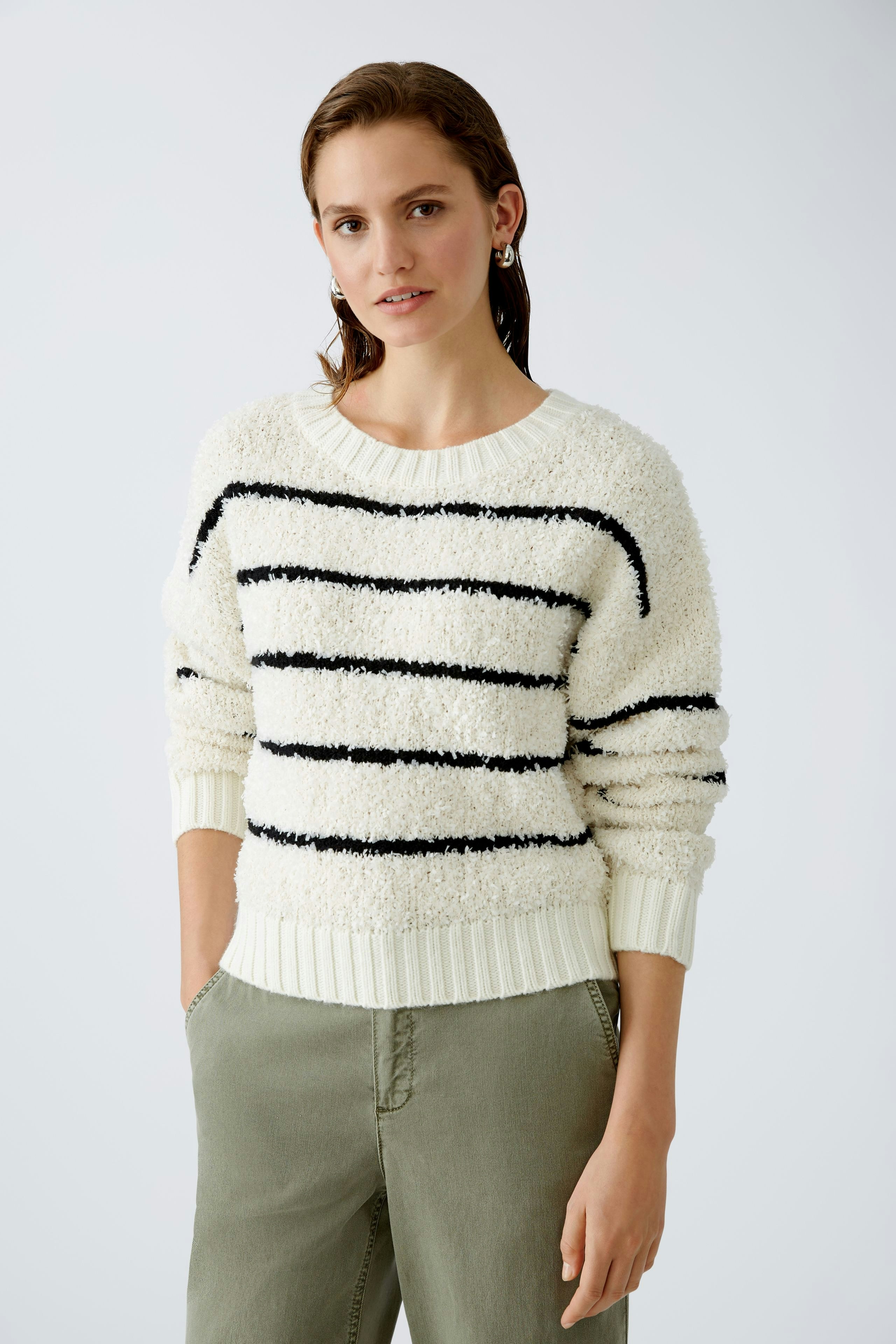Gemütlicher Damen-Pullover in Creme mit schwarzen Streifen, ideal für lässige Outfits.