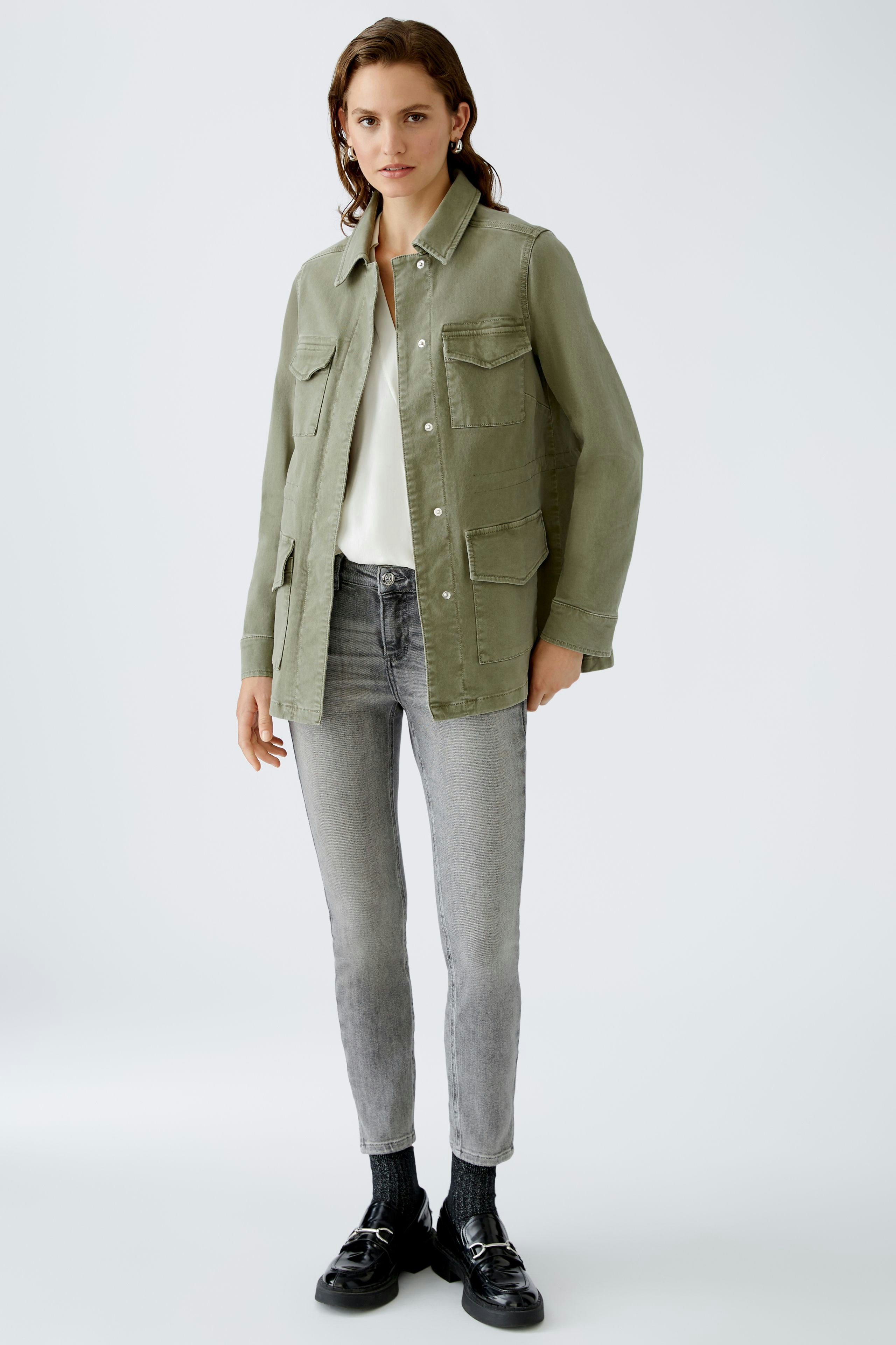 Stylish women's field jacket in olive green, featuring pockets and a relaxed fit.