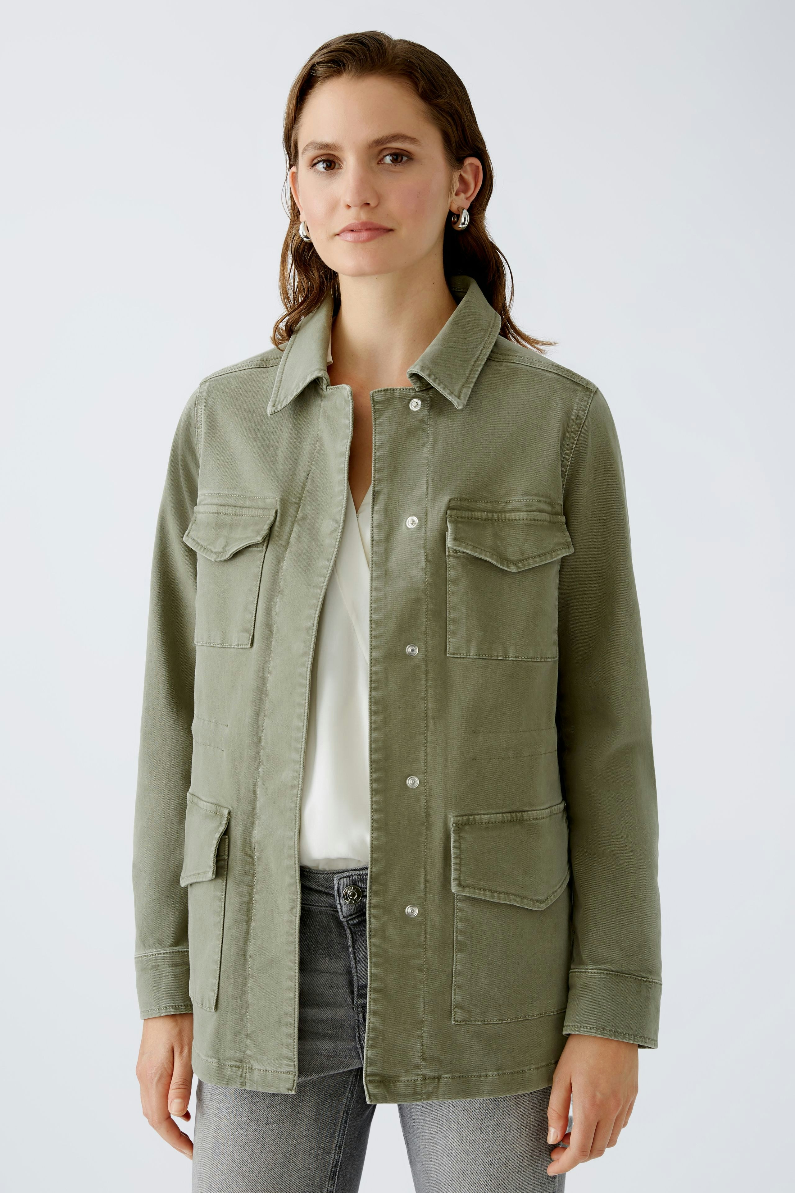 Stylish women's field jacket in olive green with multiple pockets, perfect for casual outings.