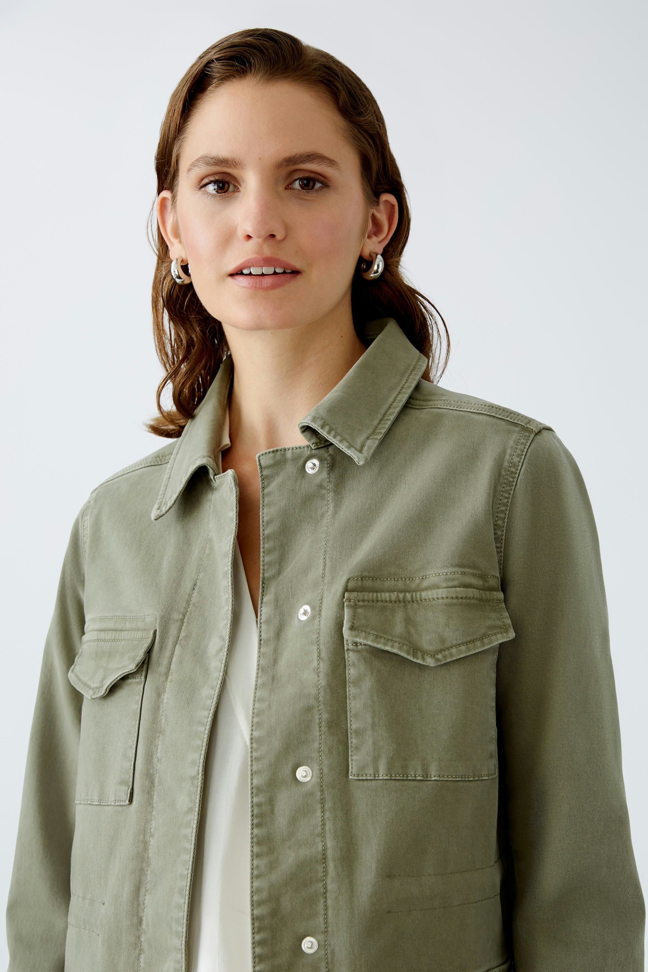 Stylish women's field jacket in olive green, featuring a classic design and practical pockets.