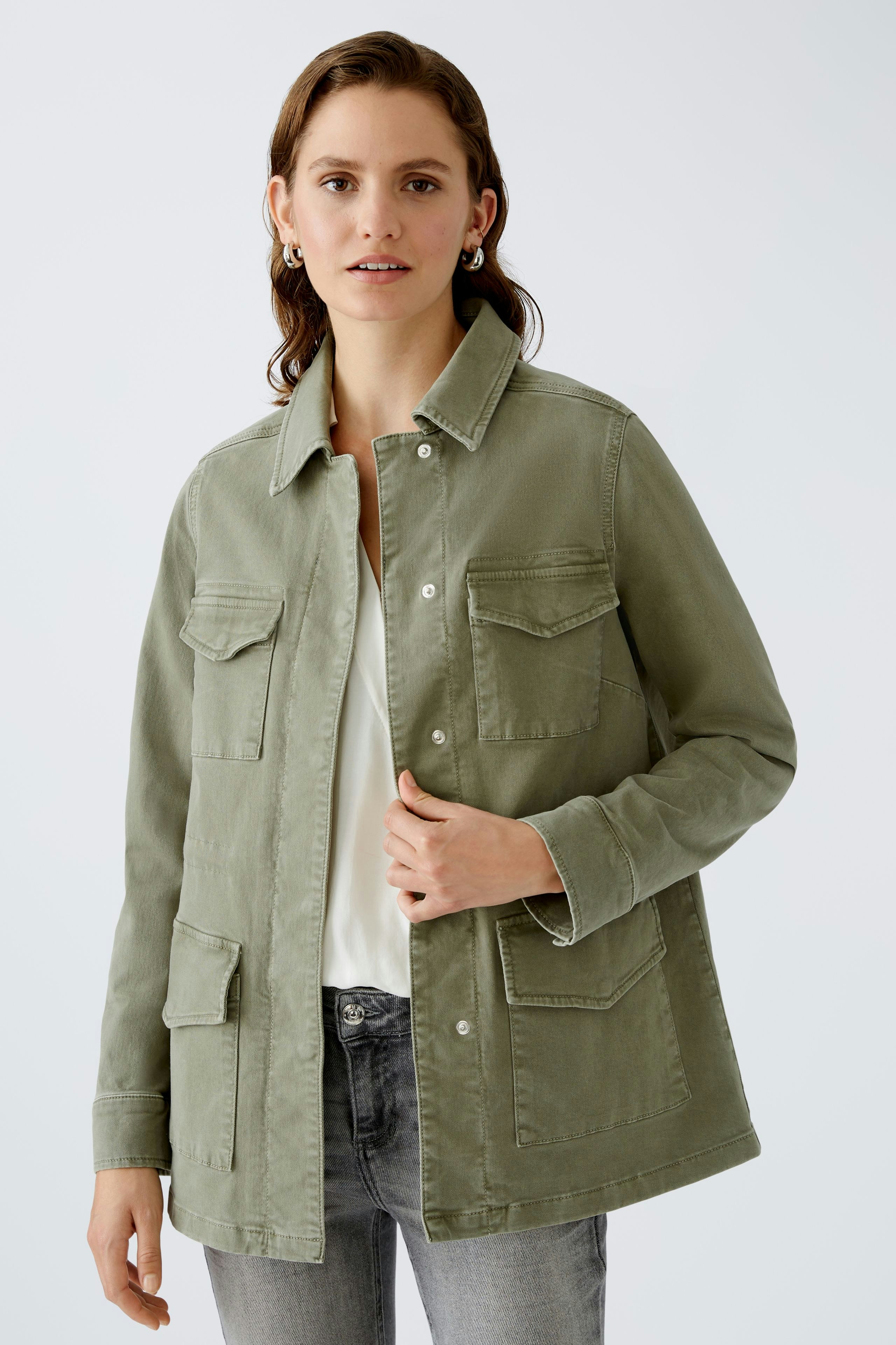 Stylish women's field jacket in soft green, featuring multiple pockets and a relaxed fit.