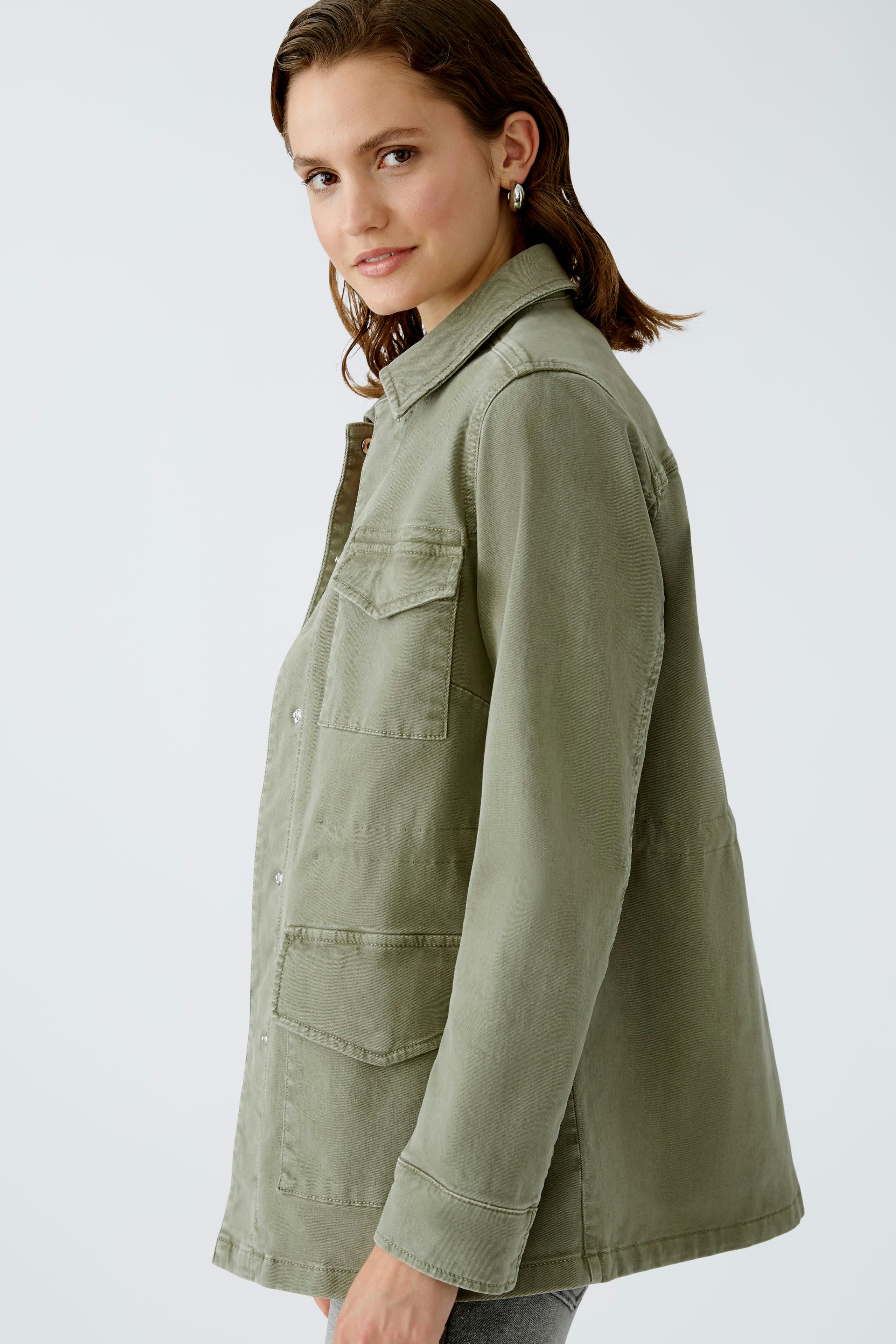 Stylish women's field jacket in olive green, featuring a relaxed fit and practical pockets.