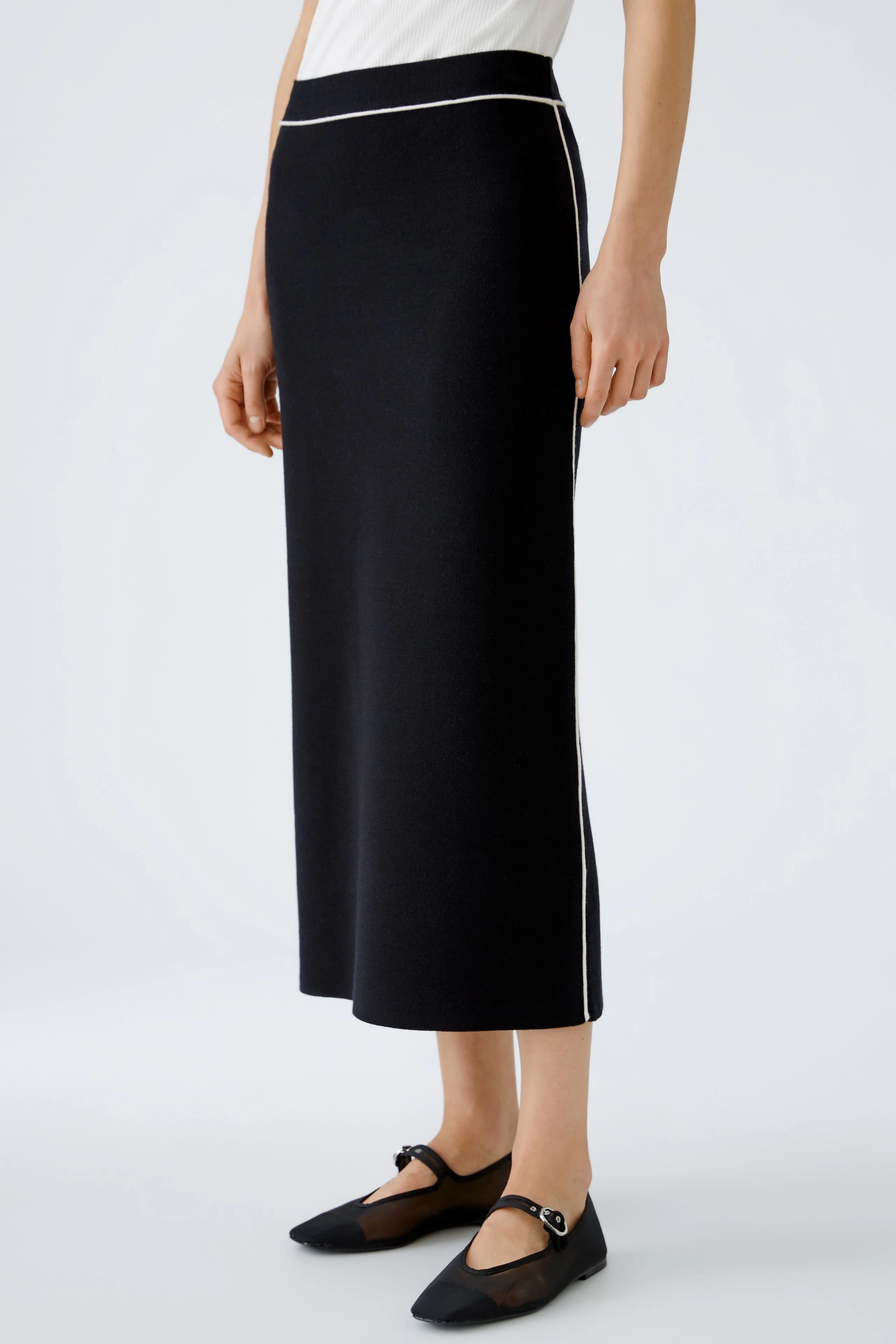 Eleganter Damen-Strickrock in Schwarz mit weißen Akzenten, ideal für stilvolle Anlässe.