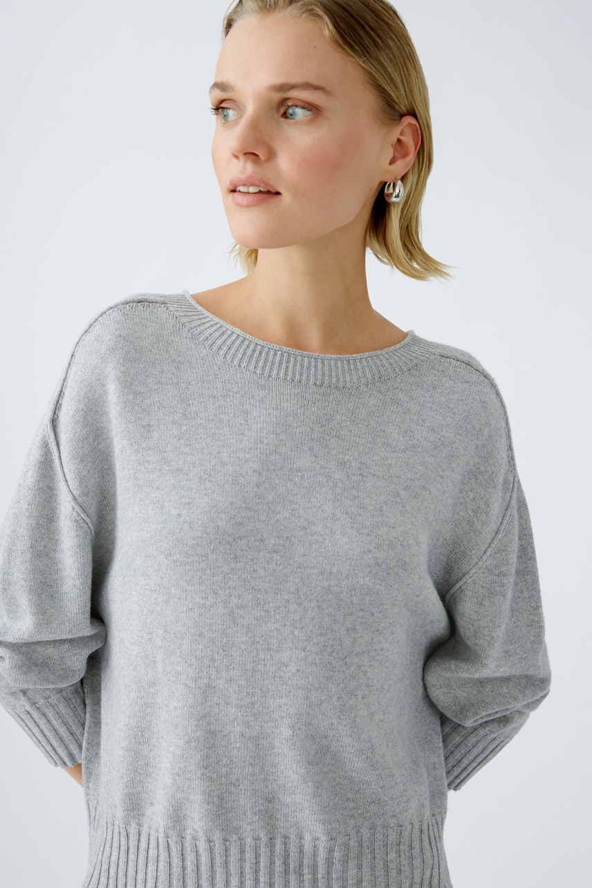 Stylish women's pullover in soft gray, featuring a relaxed fit and ribbed hem.