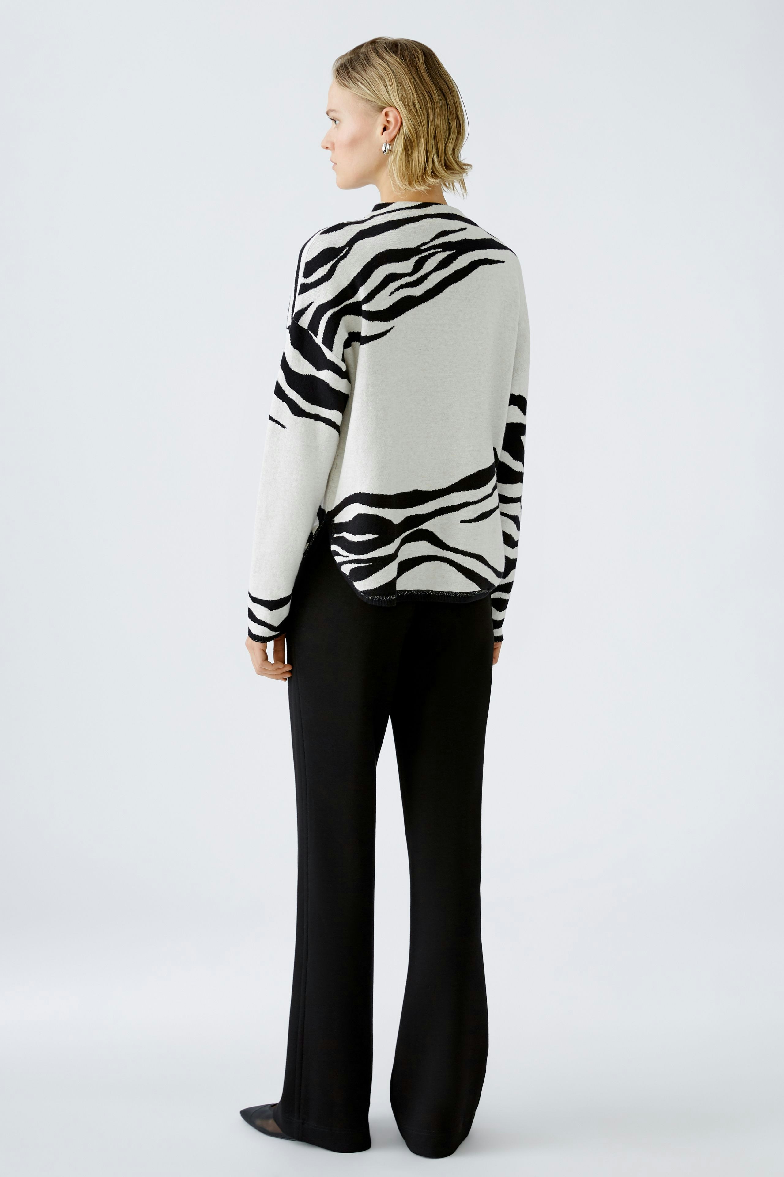 Stylish women's pullover with a bold zebra pattern, perfect for a chic, modern look.