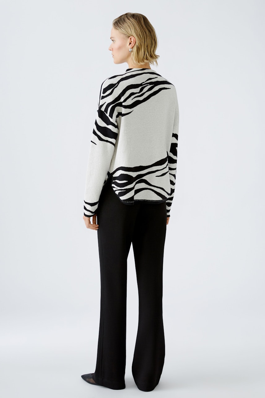 Stylish women's pullover with a bold zebra pattern, perfect for a chic, modern look.