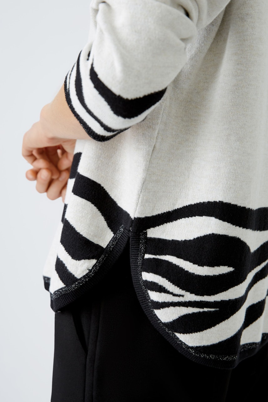 Stylish women's pullover with a unique zebra pattern, perfect for a casual yet chic look.