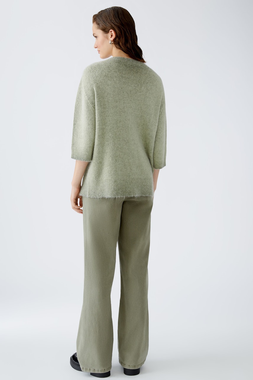 Stylish women's pullover in soft green, featuring a relaxed fit and elegant design.