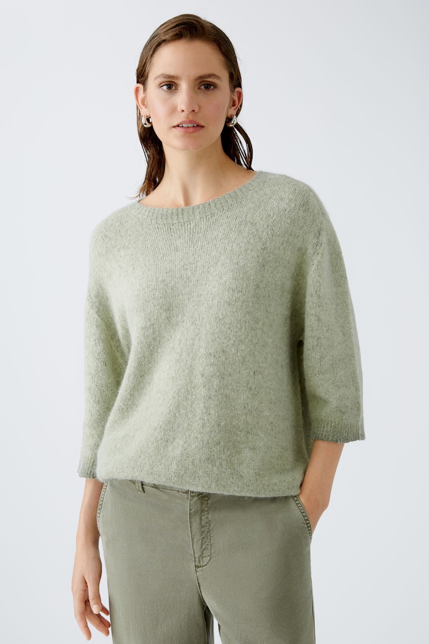 Stylish women's pullover in soft green, featuring a relaxed fit and round neckline.