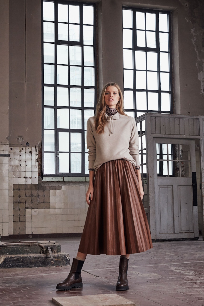 Bild 7 von Pleated skirt - light brown in light brown | Oui