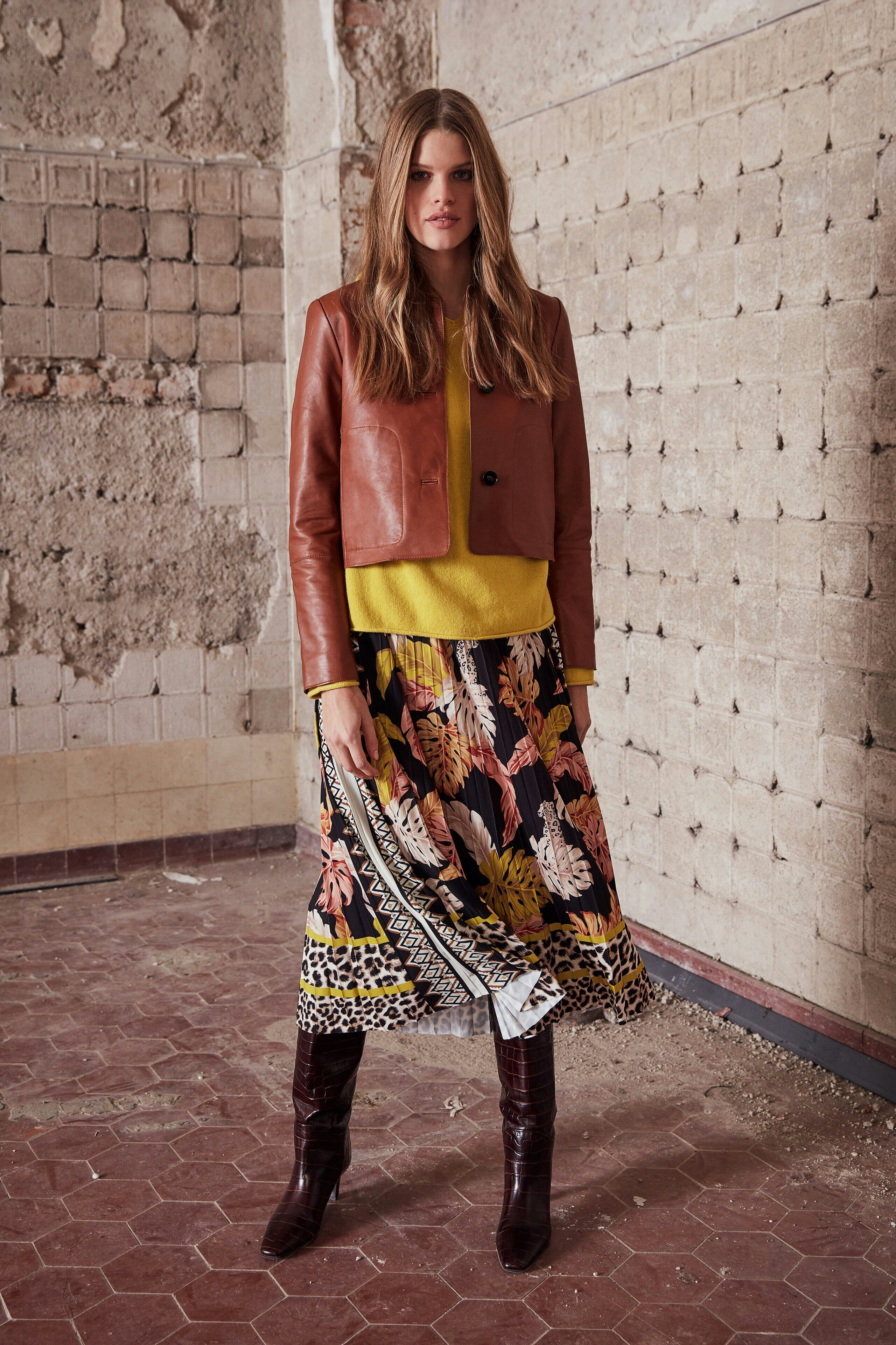 Bild 7 von Pleated skirt - black camel in black camel | Oui