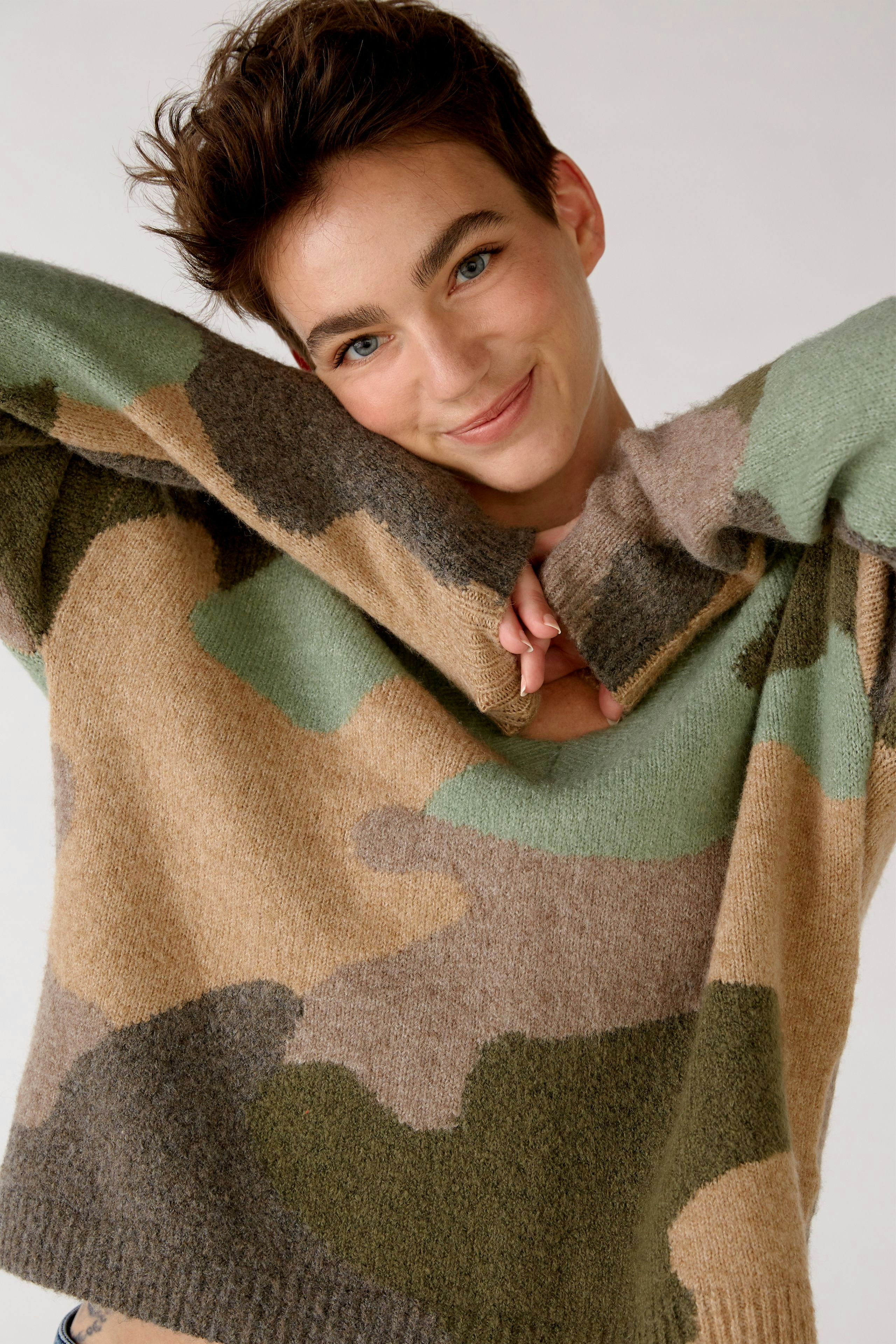 Bild 4 von Knitted pullover - light camel green in light camel green | Oui