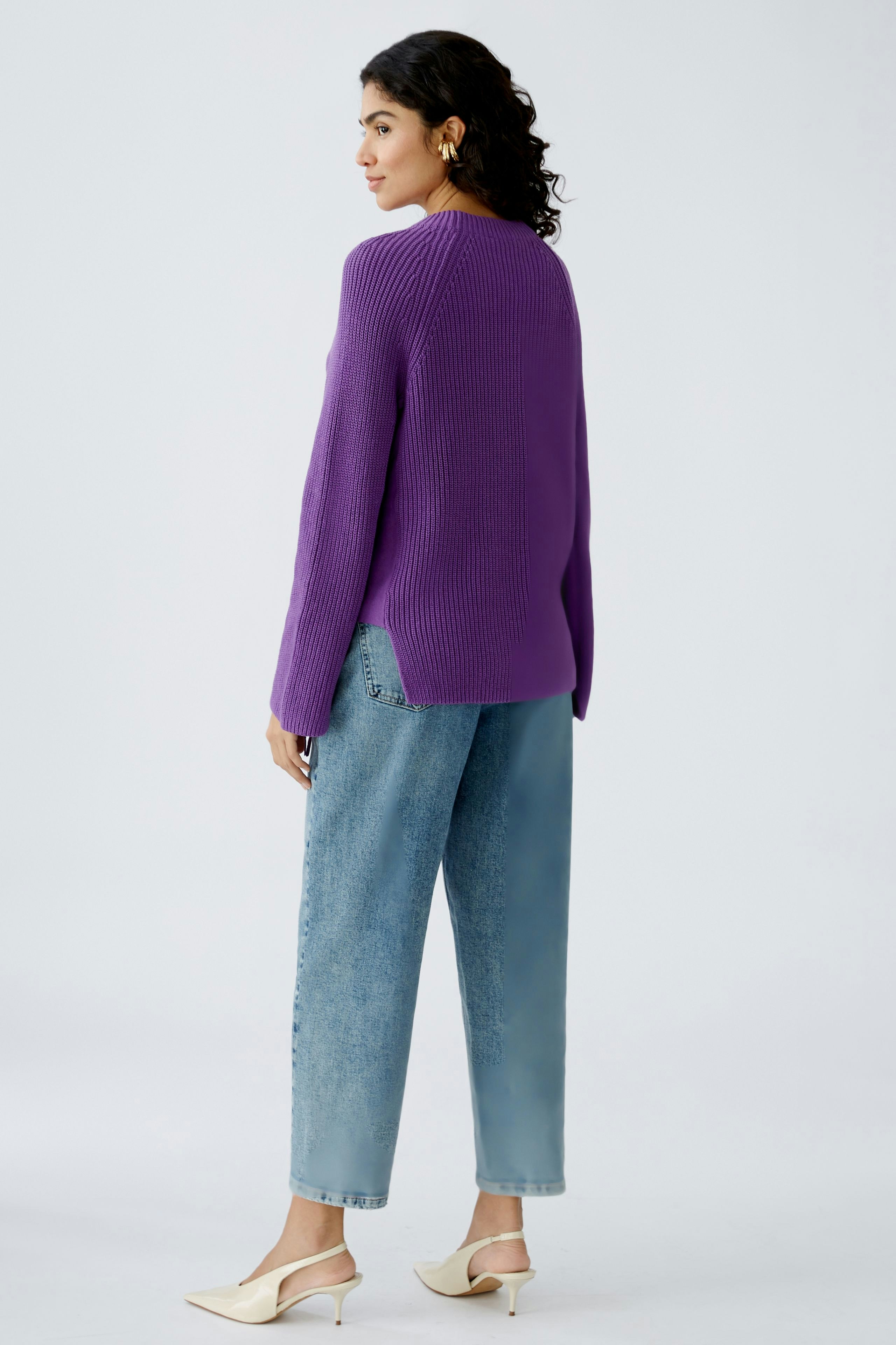 Damen-Pullover: Frau in lila Strickpullover mit lässigem Schnitt und weichen Materialien.