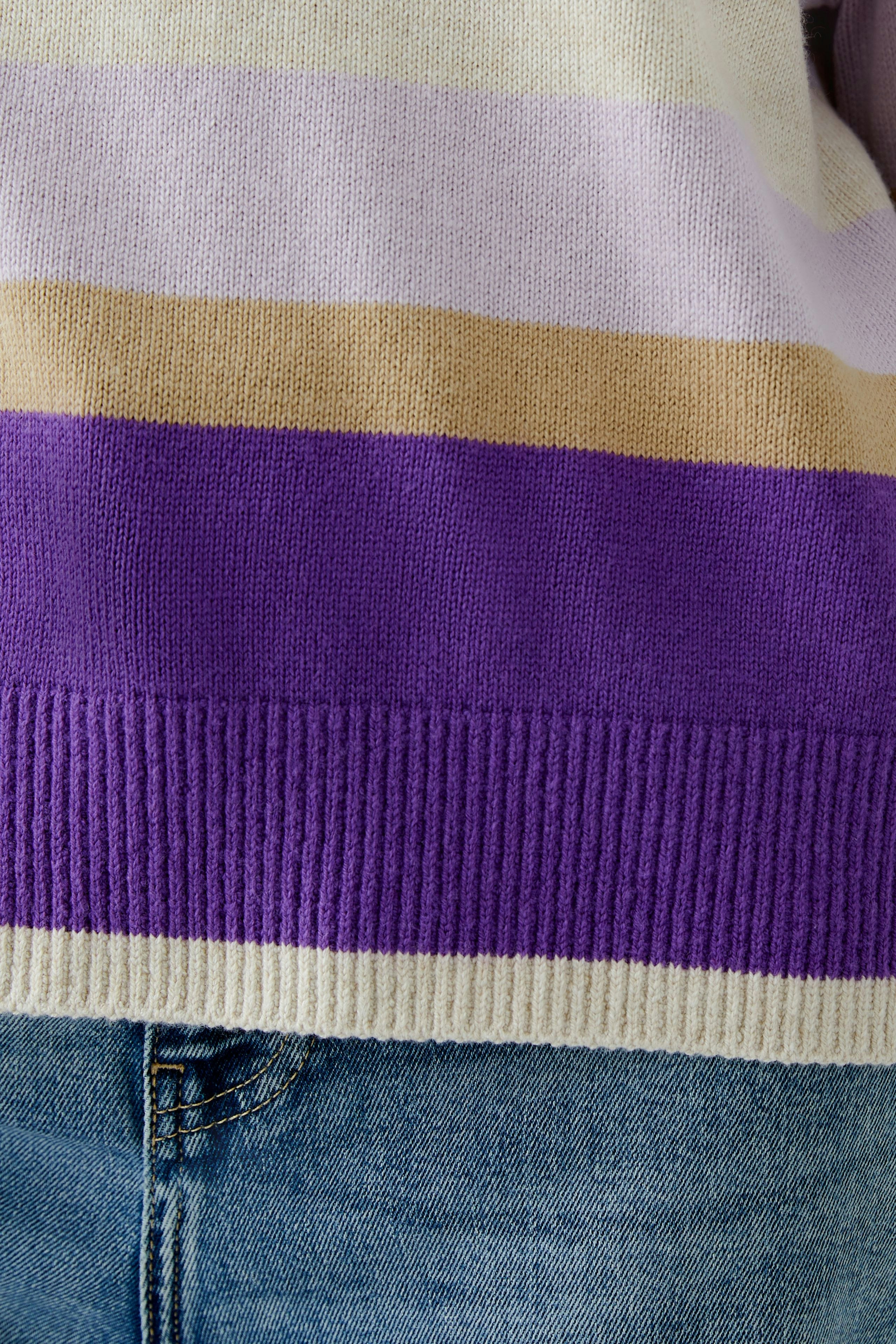 Bunter Damen-Pullover mit breiten Streifen in Lila, Beige und Creme, ideal für lässige Outfits.