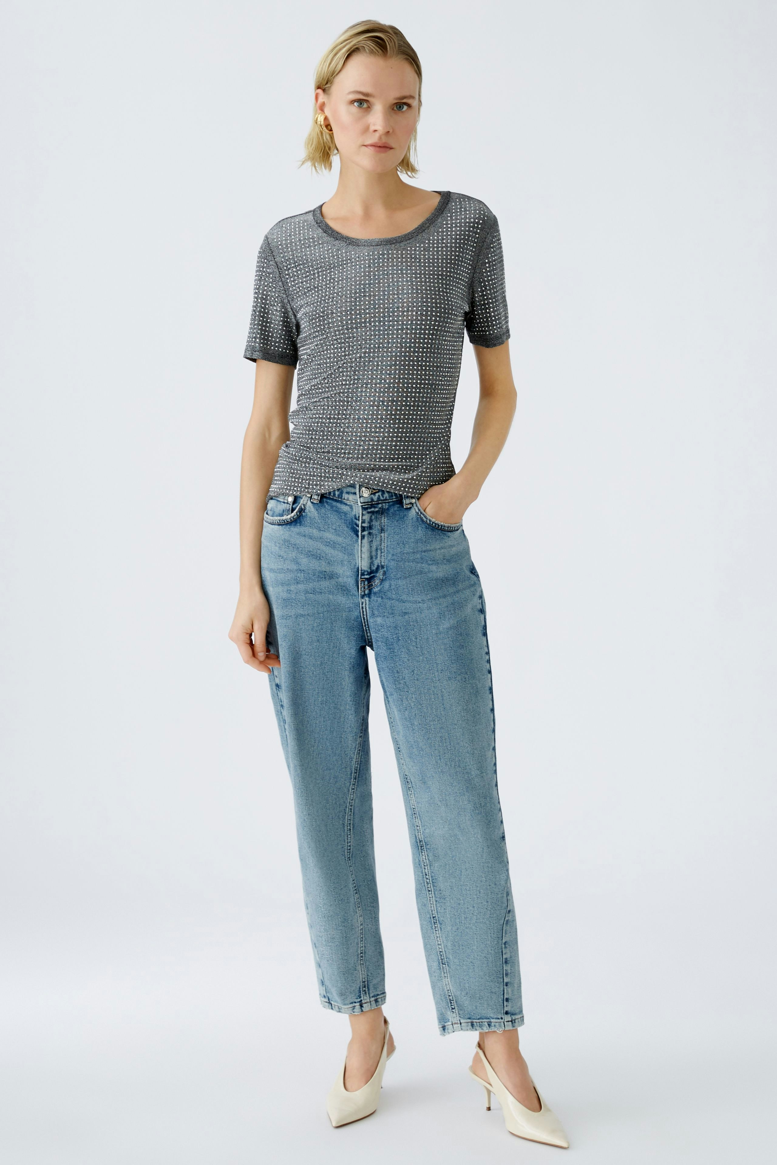 Damen-T-Shirt: Frau in gestreiftem, kurzärmligem Shirt mit lässigen Jeans und eleganten Schuhen.