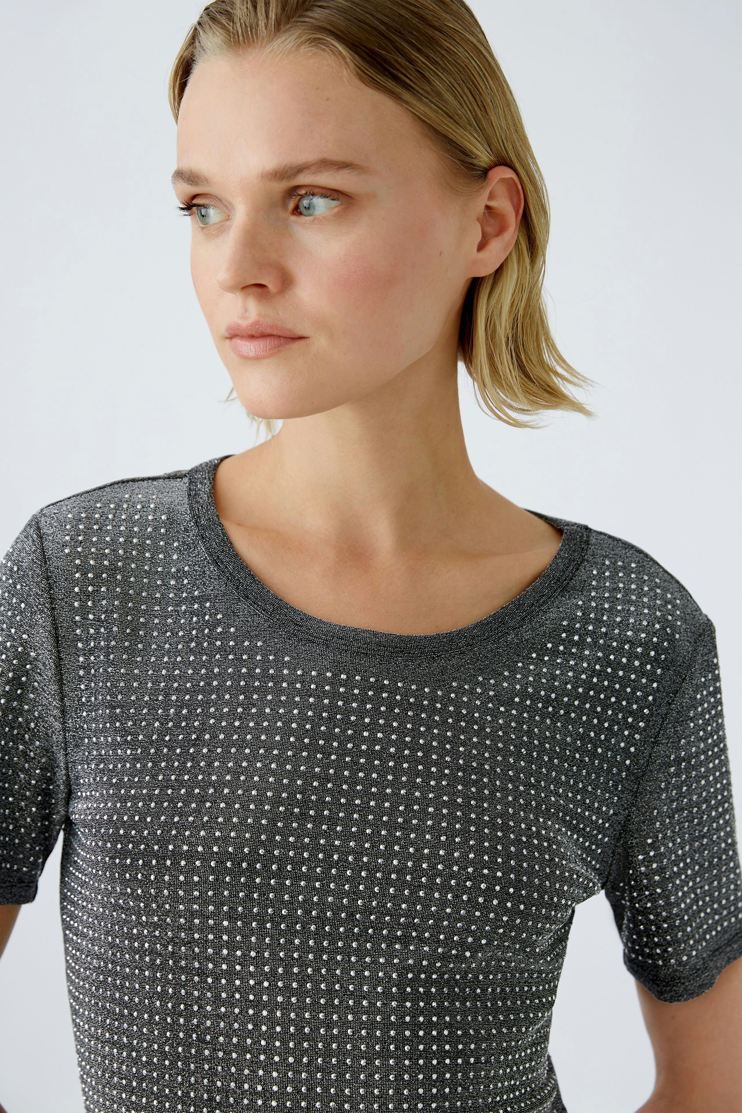 Elegantes Damen-T-Shirt: Frau in einem grauen, strukturierten T-Shirt mit Rundhalsausschnitt.