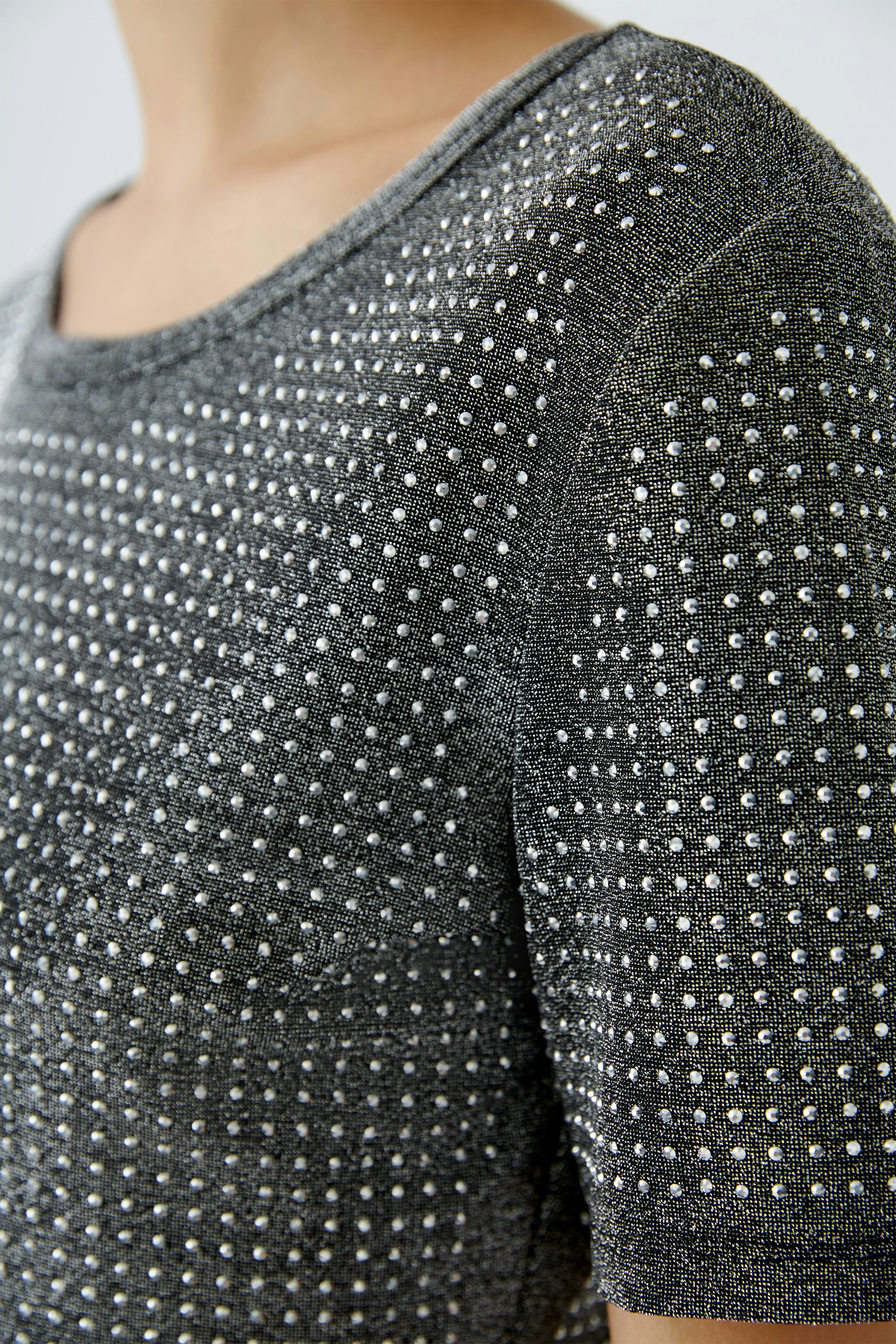 Elegantes Damen-T-Shirt mit funkelnden Details, ideal für einen stilvollen Auftritt.