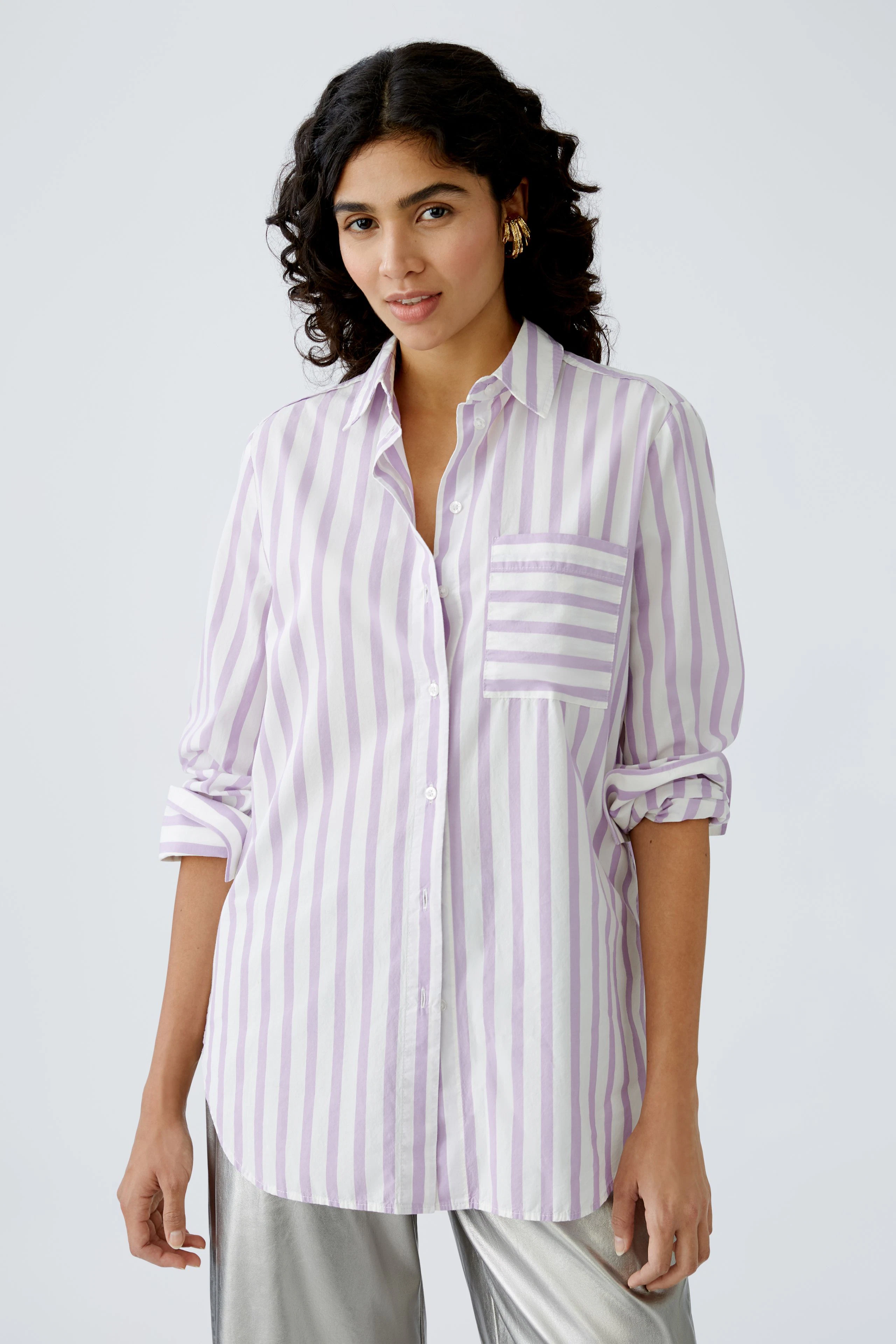 Lässige Damen-Bluse in lila-weiß gestreift, mit Brusttasche und umgeschlagenen Ärmeln.
