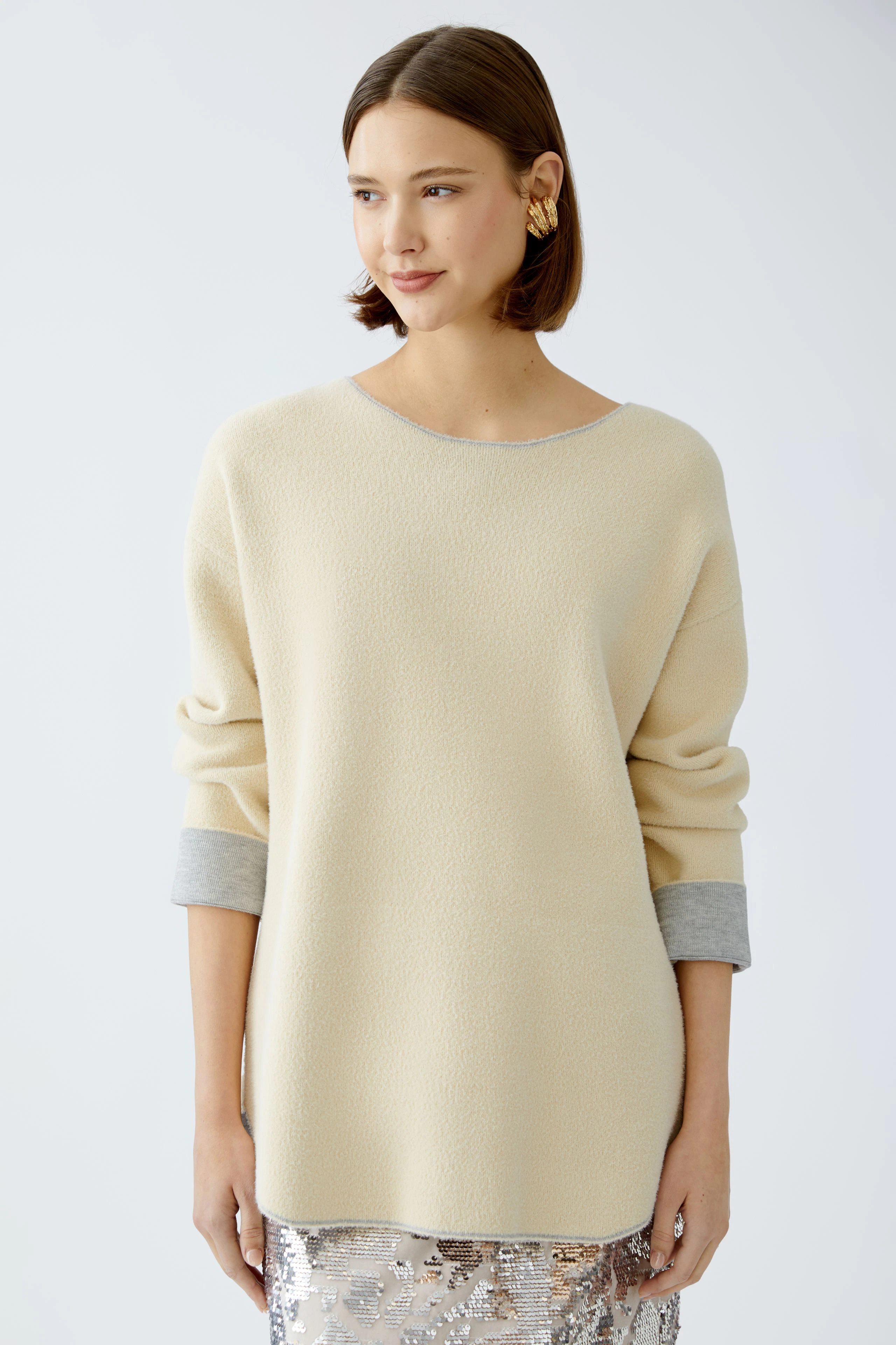 Damen-Pullover in hellem Beige mit grauen Ärmeln, lässig und modern, perfekt für jeden Anlass.