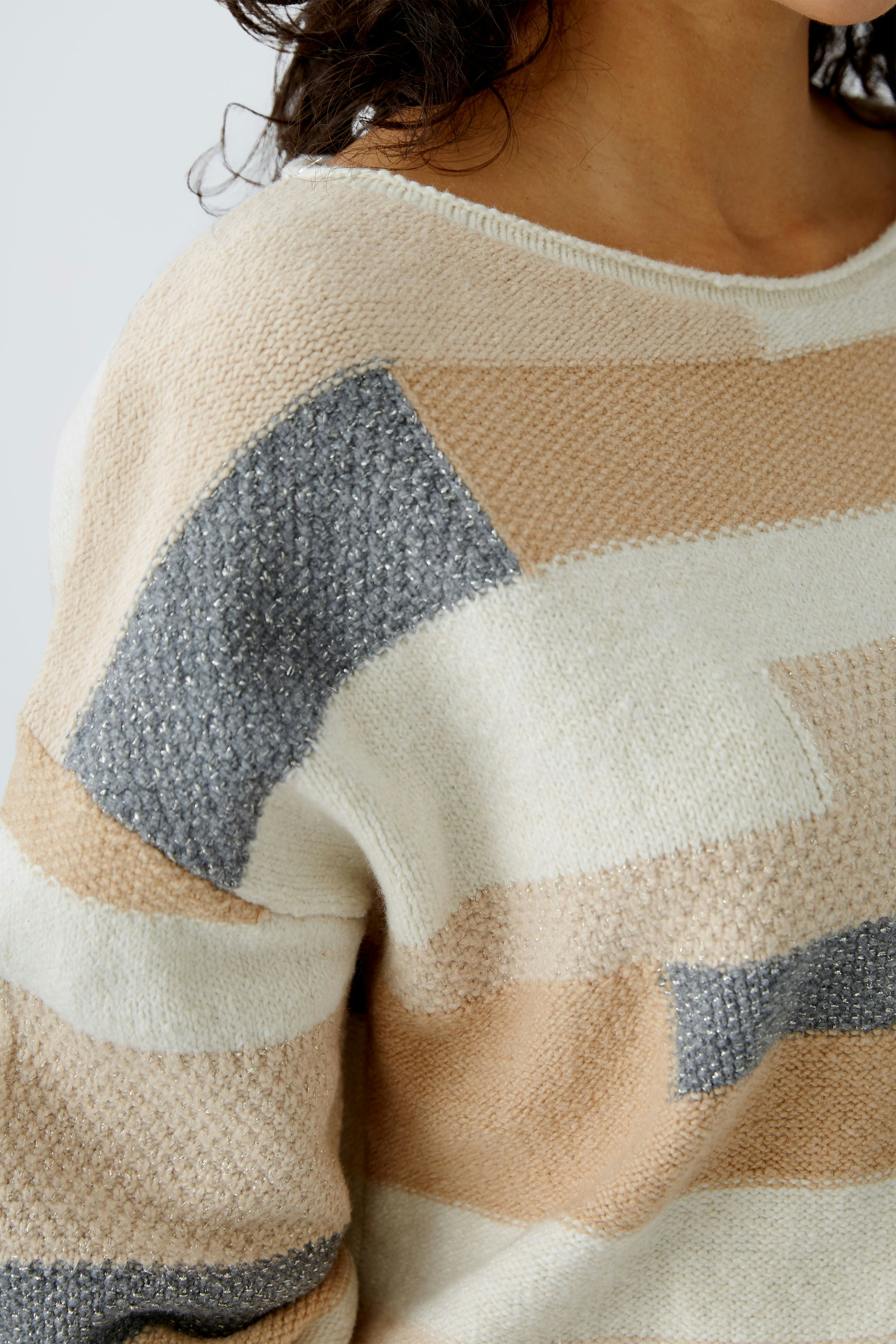 Stylish women's pullover in soft stripes, featuring a relaxed fit and cozy texture.