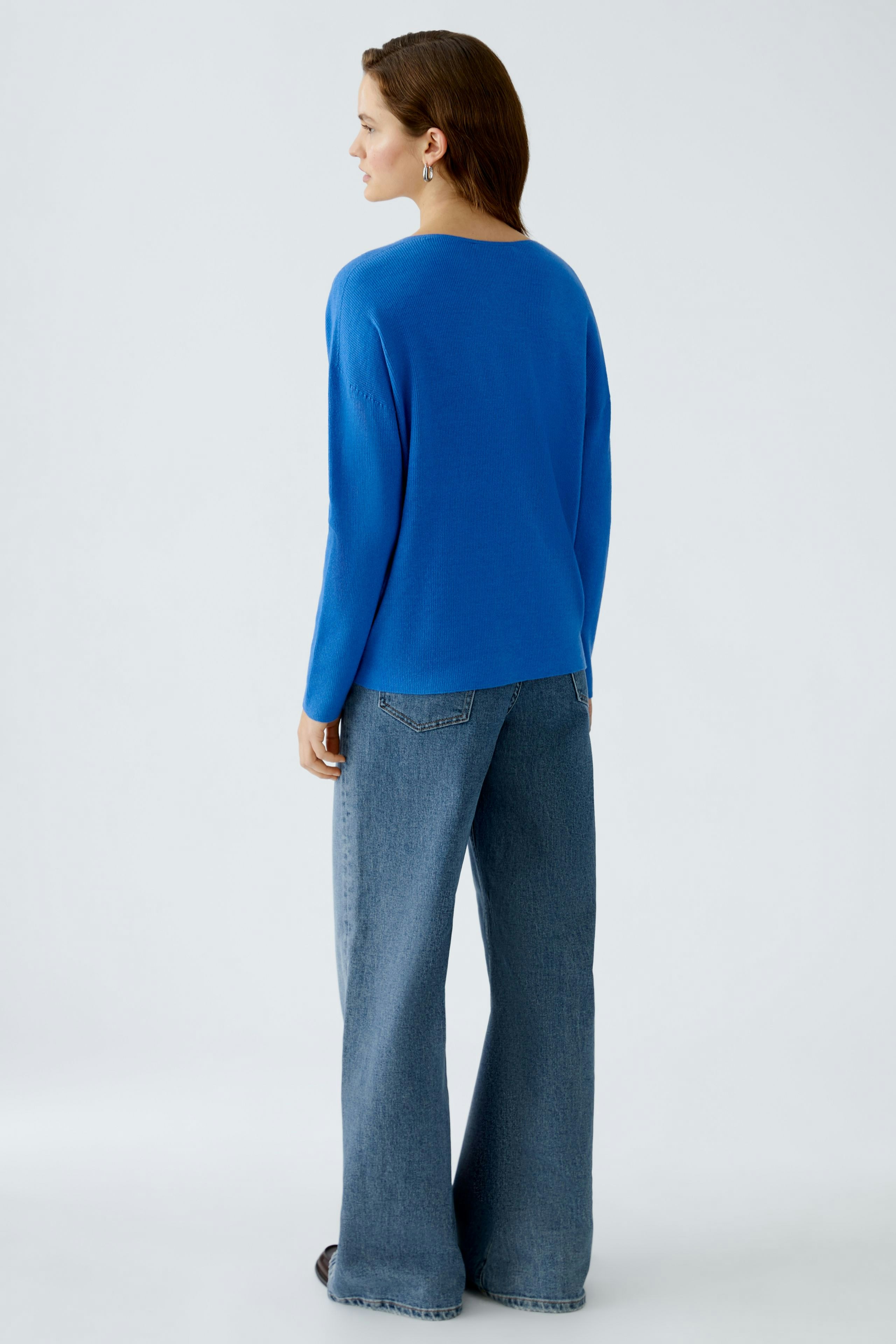 Stylish women's pullover in vibrant blue, featuring a relaxed fit and soft fabric.