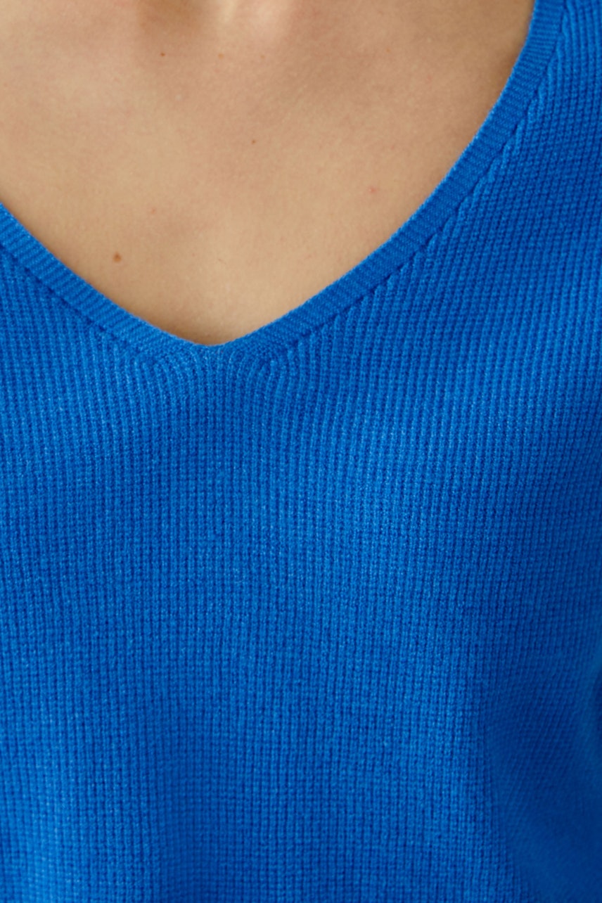 Blauer Damen-Pullover mit V-Ausschnitt, ideal für lässige Anlässe.