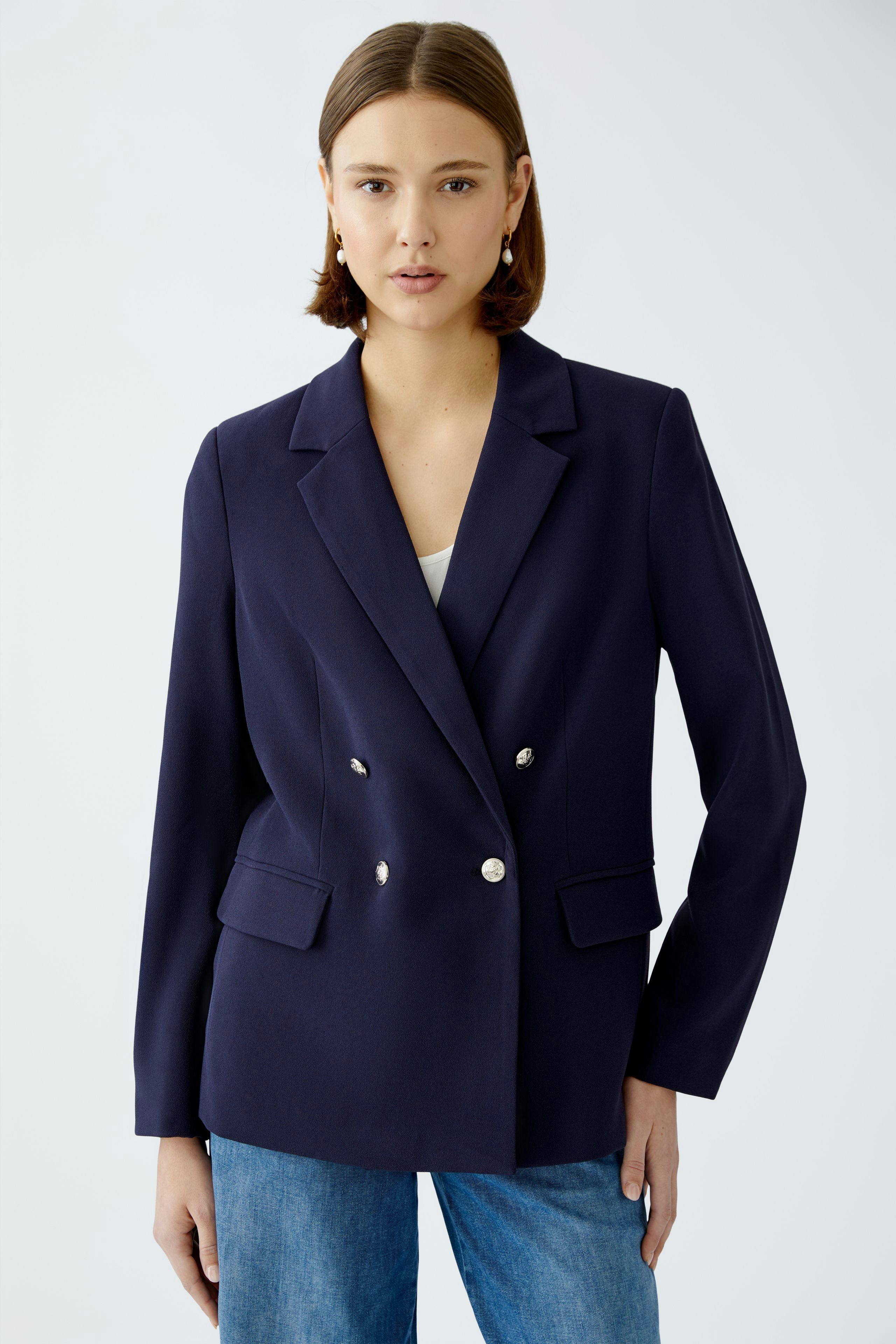 Eleganter Damen-Blazer in Dunkelblau mit doppelter Knopfleiste und klassischem Schnitt.