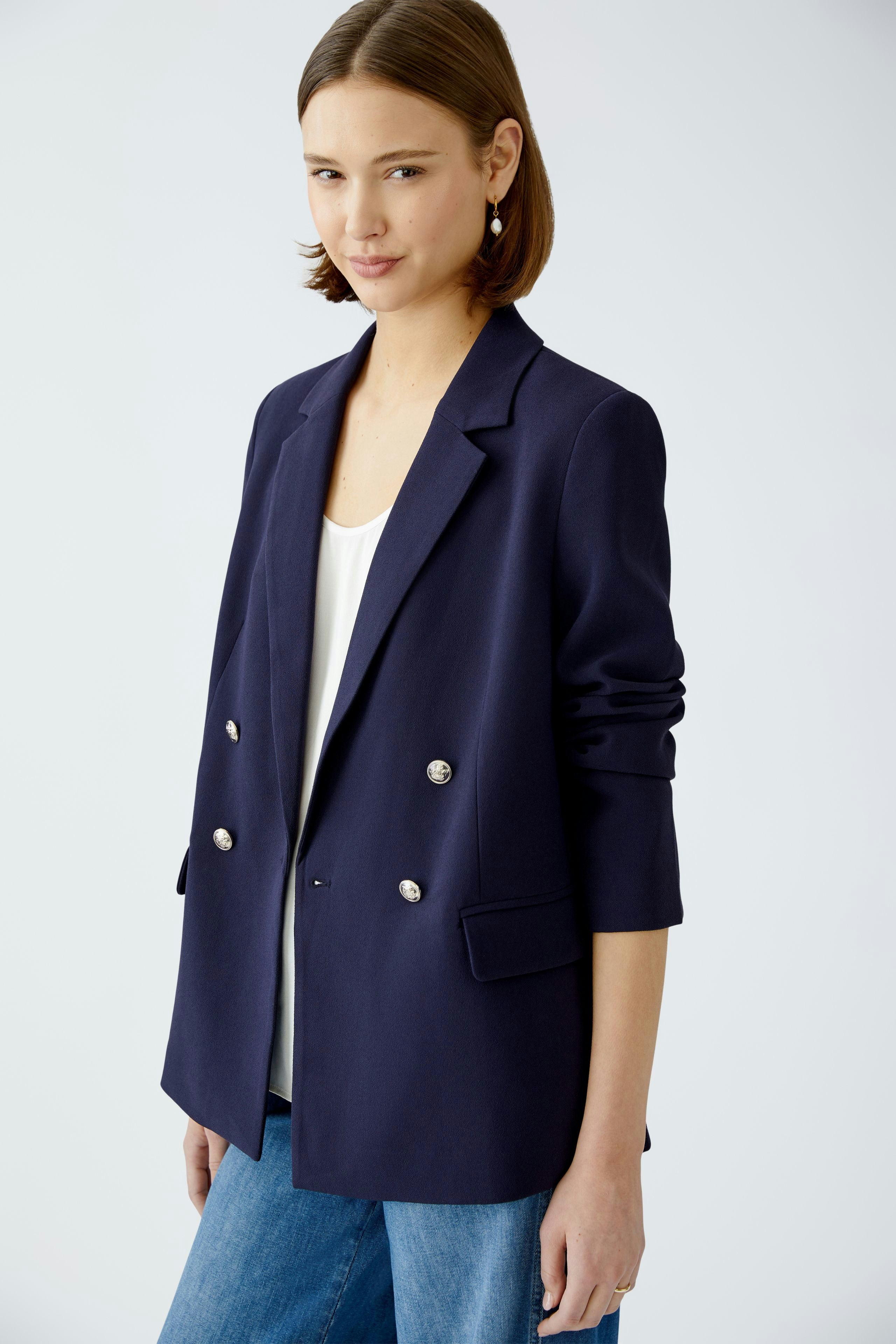 Eleganter Damen-Blazer in Dunkelblau mit doppelter Knopfleiste und lässigem Schnitt.