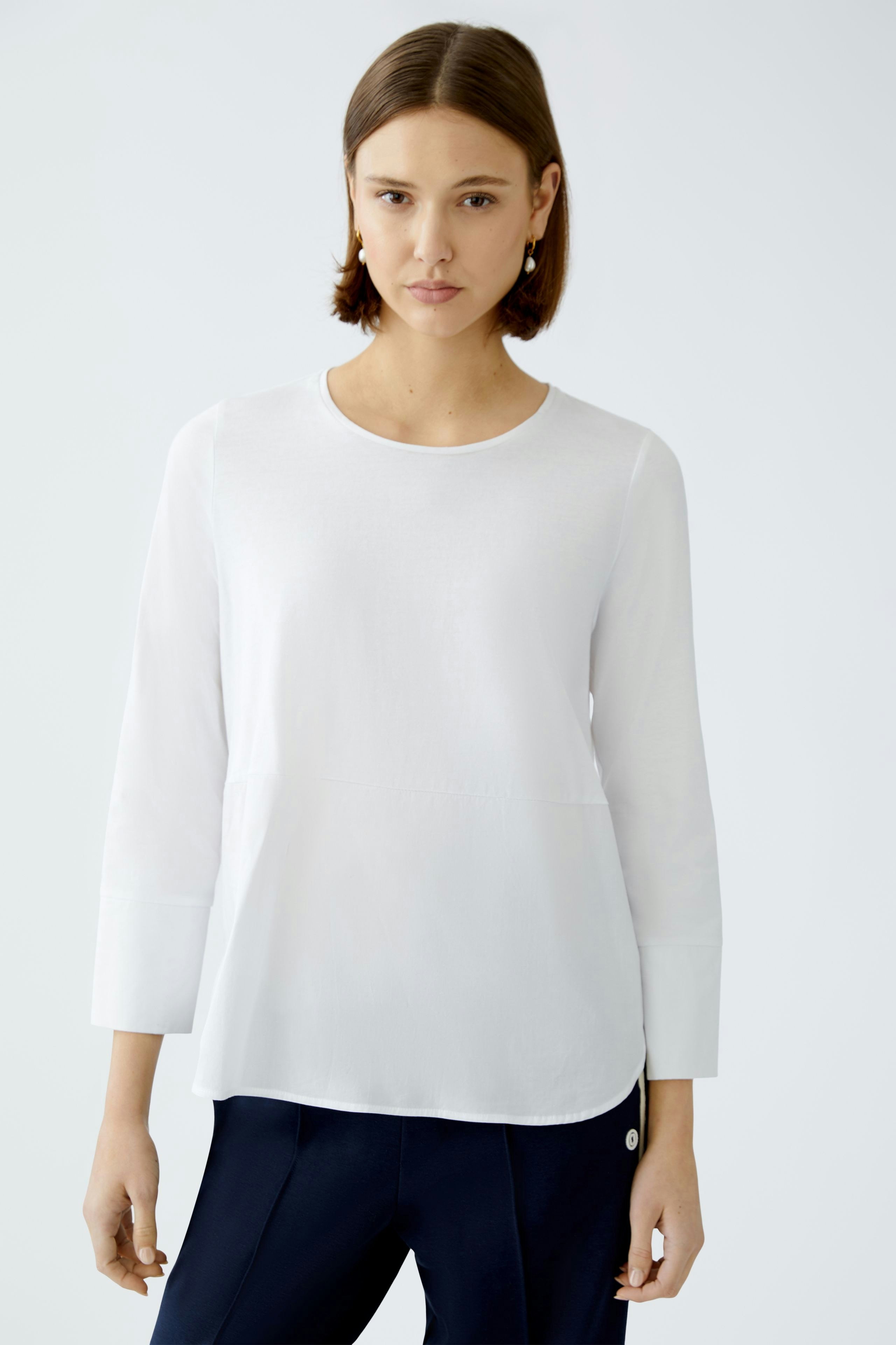Elegant women's blouse shirt in white, featuring a relaxed fit and three-quarter sleeves.